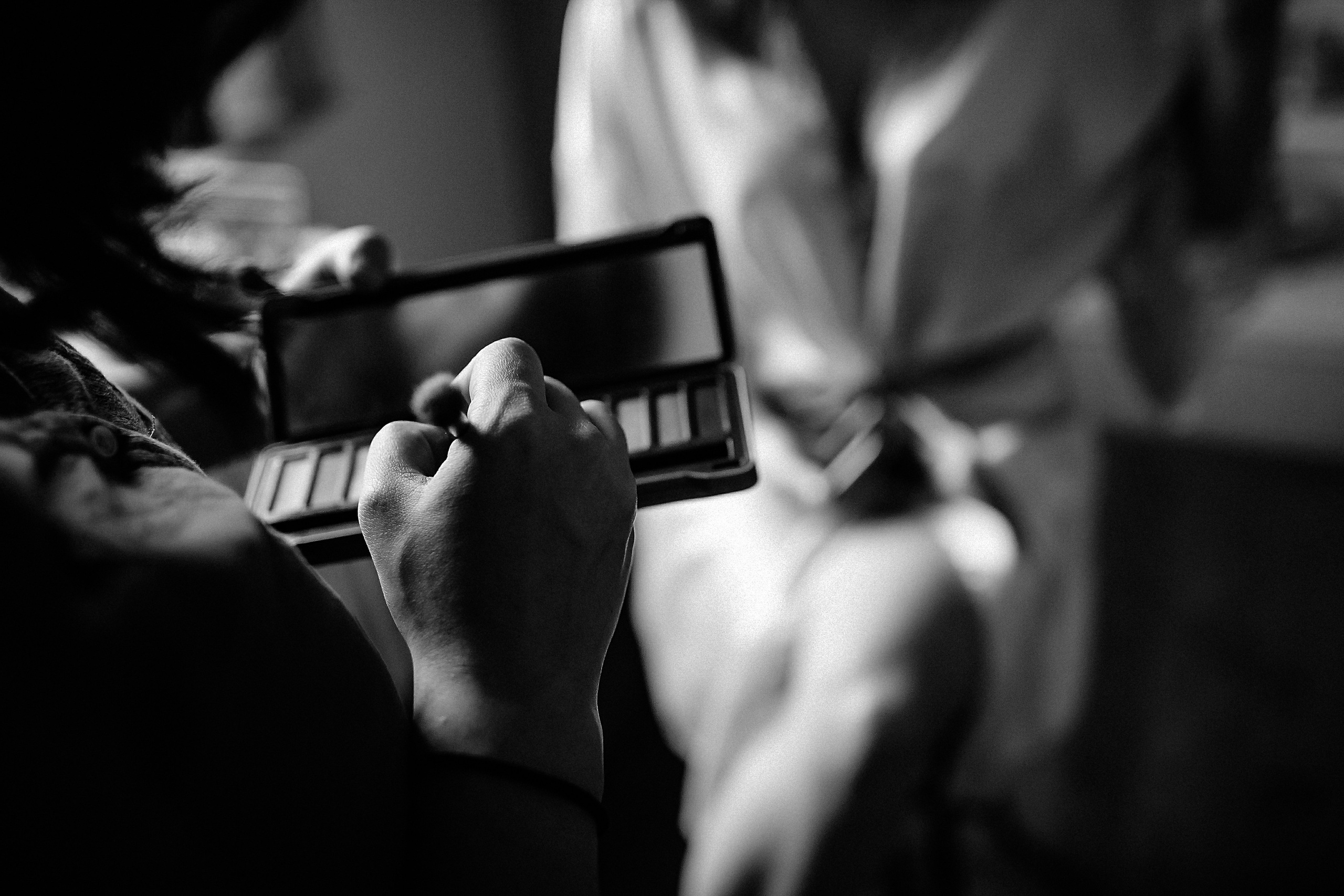 Фотограф в Ирландии Дублин свадьба утро фотки лучший топ свадебный красивая невеста приготовление утро зеркало волнение