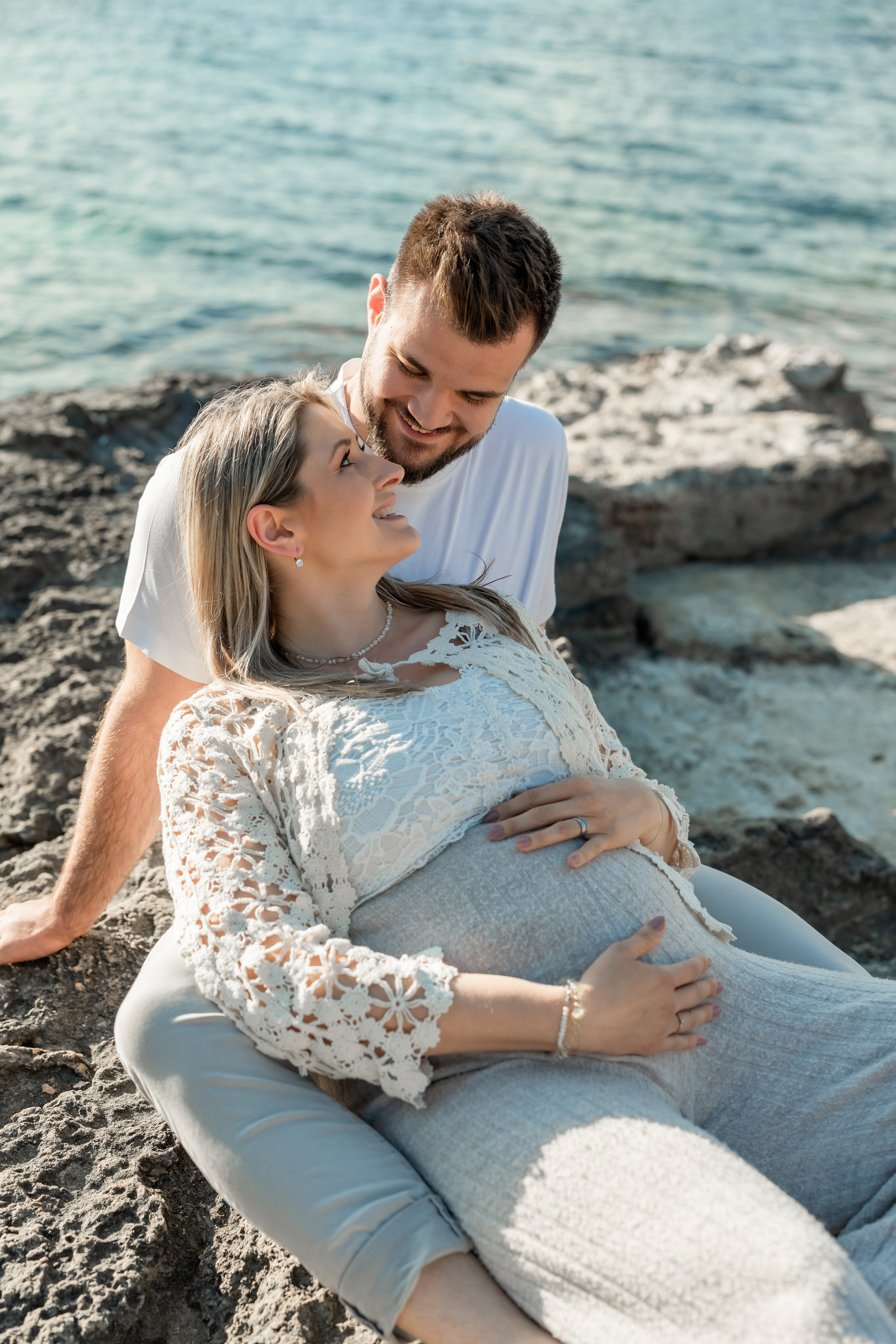 Schwangerschaftsshooting am Meer. Deine Fotografin auf Mallorca für Familien und Business