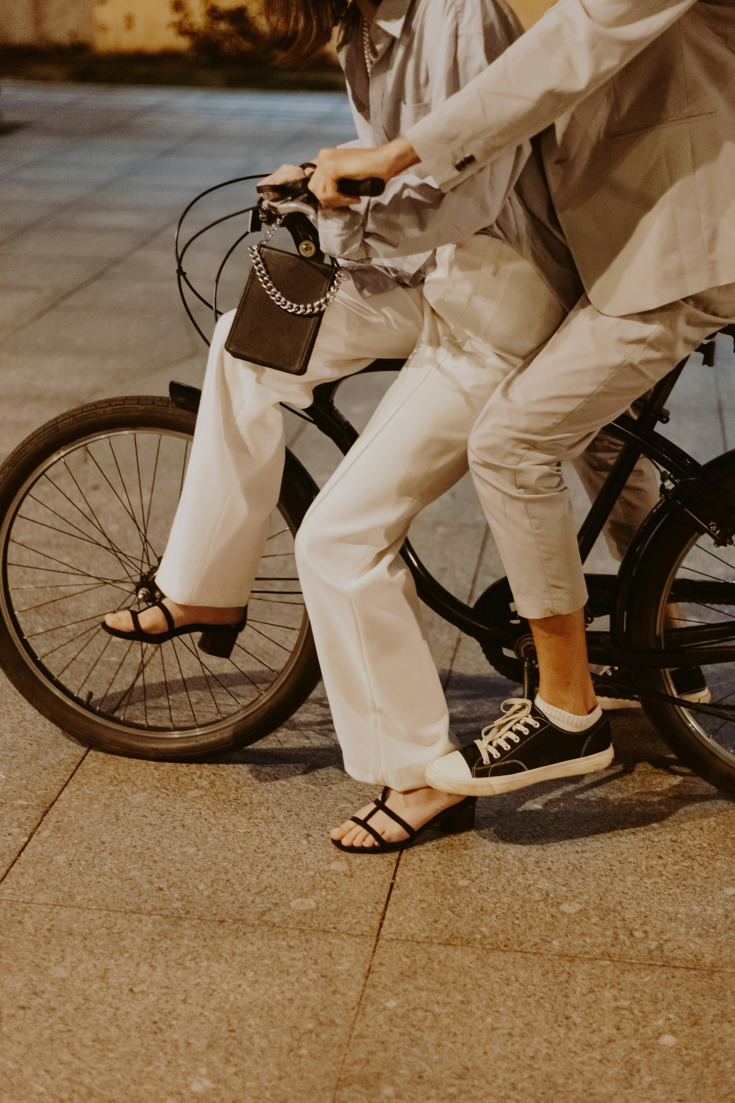 Noah & Lily: romantic city photowalk. Alice Bell — Wedding photographer in New York