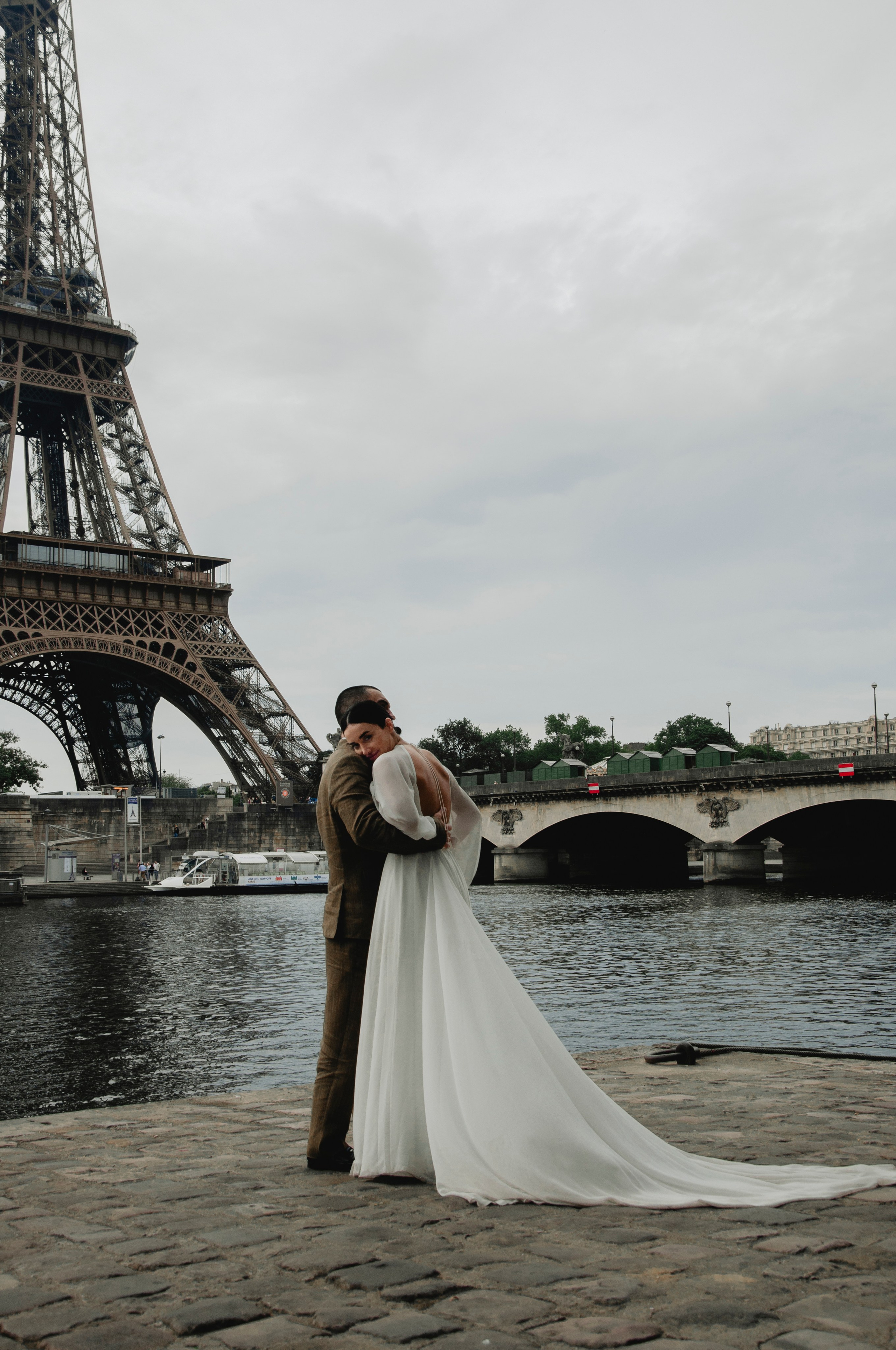 Wedding photoshoot at the Eiffel Tower. Paris photographer — Polina Osipova