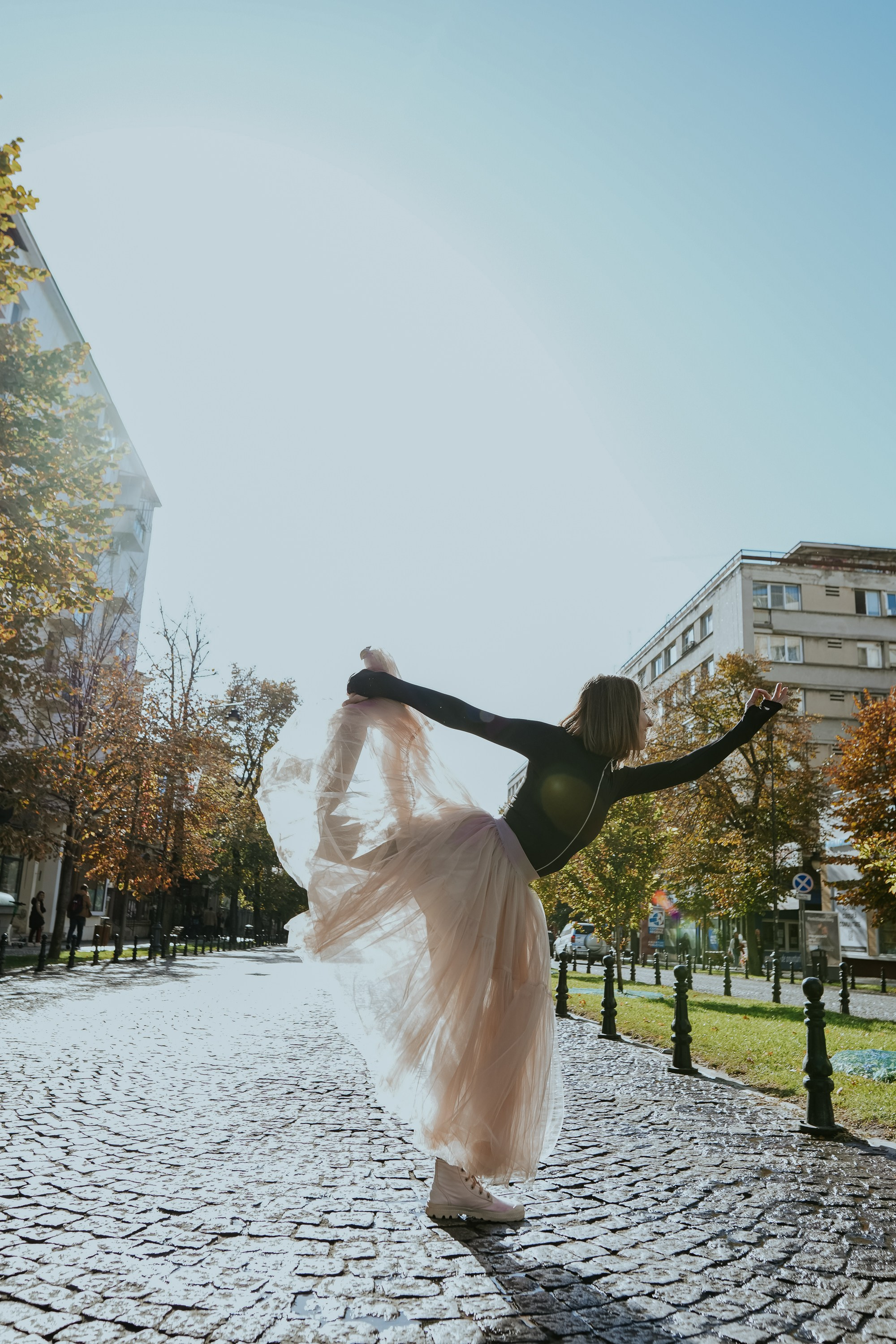 Sunt o Zeita — yoga on street. MARINABUGS