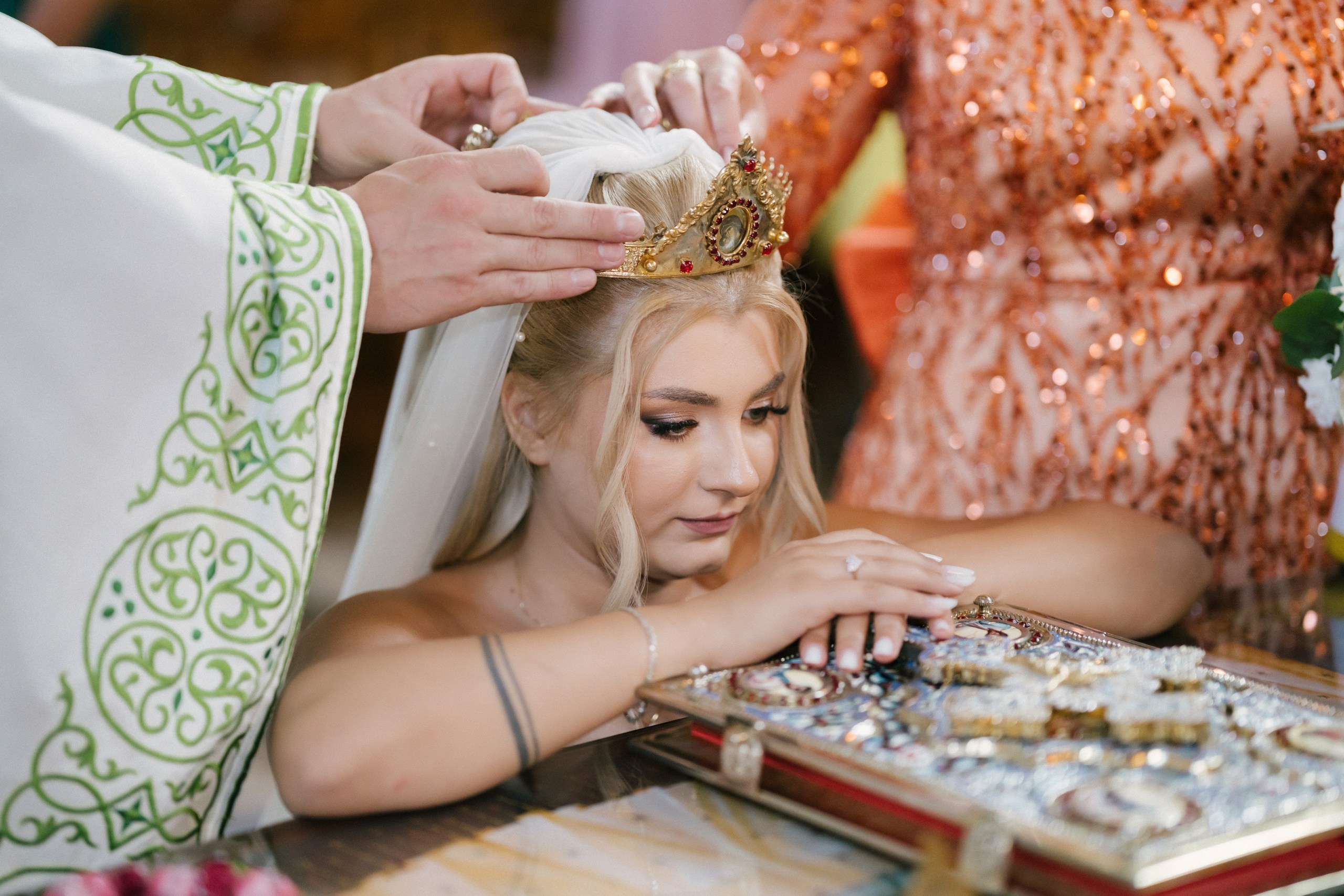 - mireasă Lavinia pregătire casa părintească Hârlău- mire Mihai pregătire Flămânzi cavalerii de onoare- fotograf nuntă Casa Jorovlea- ședință foto miri Mihai și Lavinia- nuntă elegantă Casa Jorovlea- fotografie de nuntă naturală România- domnișoare de onoare pregătire mireasă- emoții nuntă biserică- dansul mirilor Casa Jorovlea* fotograf profesionist nuntă Botoșani Iași* fotografie documentară de nuntă- familie și prieteni la nuntă- nași Mihai și Nicoleta nuntă- portret mireasă în lumină naturală- petrecere nuntă Casa Jorovlea- Nuntă Mihai și Lavinia – momente emoționante din ziua nunții, pregătirile mirilor în Hârlău și Flămânzi, ceremonia religioasă și ședința foto realizată de  AlinoFotoStudio -  Mireasa Lavinia în timpul pregătirilor la Hârlău-  Mihai pregătit de cavalerii de onoare în Flămânzi - Ceremonia religioasă a mirilor Mihai și Lavinia-Ședință foto romantică de nuntă Mihai și Lavinia - Dansul mirilor la petrecerea de nuntă -  fotograf nuntă Iași-  fotograf nuntă Botoșani- wedding photography Romania- AlinoFotoStudio - AlinoFotoStudio - Alin Chirilă fotograf - fotograf Botoșani - fotograf Iași - fotograf Hârlău - fotograf Bacău - fotograf Suceava - fotograf București - fotograf Neamț - servicii foto video - fotograf evenimente - fotograf nuntă - fotograf botez - wedding photographer Romania - ședință foto nuntă - fotografie de eveniment - wedding photography - fotografie profesională - fotograf profesionist România- povestitor prin fotografie, servicii foto - video -profesionale