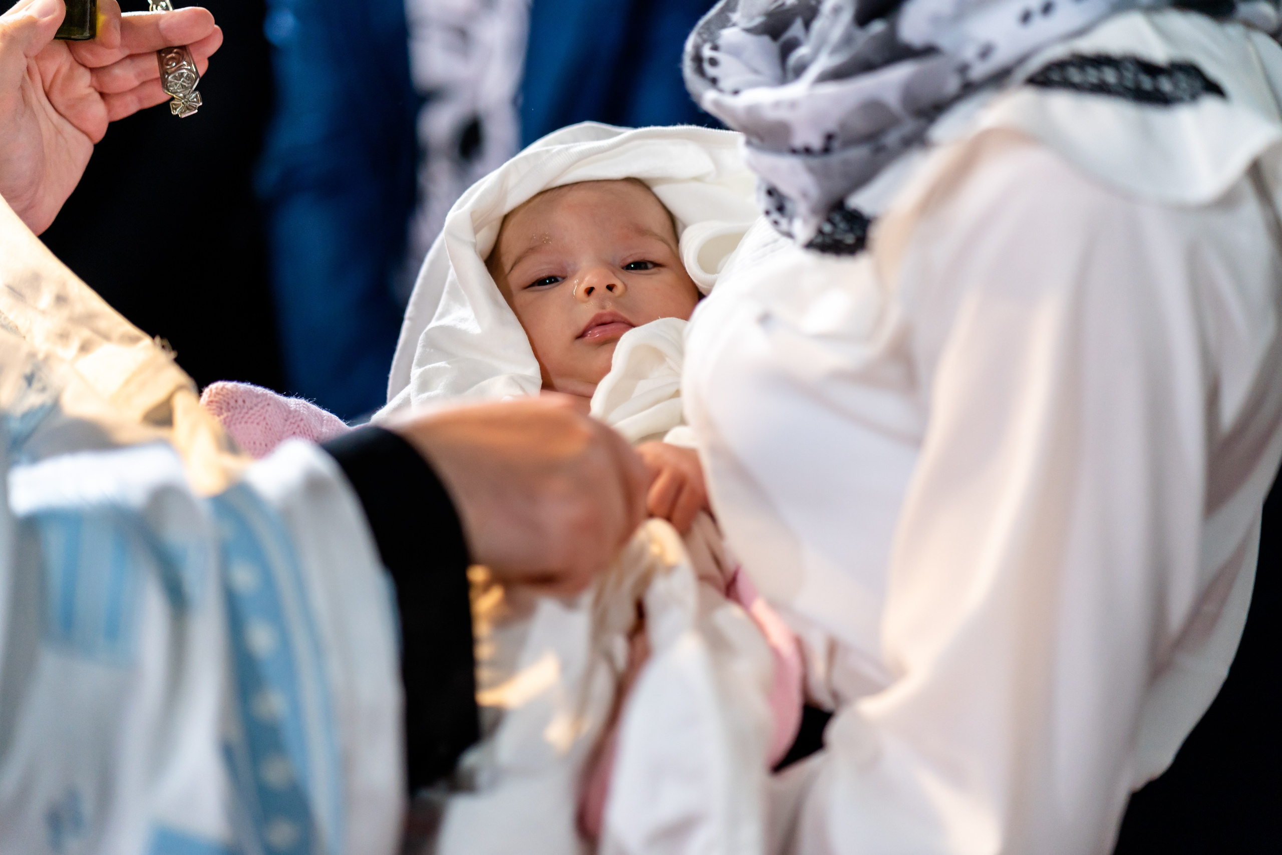 “Bebeluș botezat în biserică, ținut în brațe de nași”	•	“Detaliu cu lumânarea de botez decorată cu flori albe”	•	“Părinți emoționați alături de copilul lor la ceremonia de botez”	•	“Masa festivă de botez cu decor tematic și tort personalizat”	•	“Momentul în care preotul toarnă apă sfințită pe fruntea bebelușului”	“Bebeluș în rochie albă de botez, zâmbind în brațele mamei”	•	“Detaliu cu cruciulița de botez așezată pe o pernă de satin”	•	“Părinți și nași aprinzând lumânările în timpul ceremoniei de botez”	•	“Tort de botez decorat cu figurine tematice și numele copilului”	•	“Copil botezat dormind liniștit în pătuțul decorat festiv”	•	“Momentul în care preotul binecuvântează copilul în fața altarului”	•	“Invitați adunându-se în jurul mesei festive la petrecerea de botez”	•	“Bebeluș ținând în mână o jucărie personalizată primită la botez”	•	“Familie fericită pozând împreună după ceremonia de botez”	•	“Decor tematic cu baloane și flori la locația petrecerii de botez” fotograf Botoșani fotograf evenimente fotograf botez Alin Chirila fotograf alinofotostudio,- Preotul ținându-l pe micuțul Mathias Gabriel la botez, în biserica Înălțarea Domnului, Copălău  - Detalii de la botezul lui Mathias – lumânare, trusou și icoană  - Familia lui Mathias Gabriel alături de micuț, în ziua botezului  - Portret emoționant cu mama și bebelușul în brațe, în biserică,fotograf profesionist evenimente Botoșani, Iași, Suceava, Fălticeni, Bacău, Pașcani, Roman - AlinoFotoStudio by Alin Chirilă - servicii foto nuntă, botez, cununie, ședințe foto creative, albume personalizate, fotografii emoționante și calitative pentru cele mai importante momente din viață,fotograf nuntă Botoșani Alin Chirilă,  ședință foto botez Iași - AlinoFotoStudio,  servicii fotograf profesionist evenimente Suceava,  fotograf cununie civilă Fălticeni - Alin Chirilă,  album foto nuntă personalizat Bacău.“Bebeluș botezat în biserică, ținut în brațe de nași”	•	“Detaliu cu lumânarea de botez decorată cu flori albe”	•	“Părinți emoționați alături de copilul lor la ceremonia de botez”	•	“Masa festivă de botez cu decor tematic și tort personalizat”	•	“Momentul în care preotul toarnă apă sfințită pe fruntea bebelușului”	“Bebeluș în rochie albă de botez, zâmbind în brațele mamei”	•	“Detaliu cu cruciulița de botez așezată pe o pernă de satin”	•	“Părinți și nași aprinzând lumânările în timpul ceremoniei de botez”	•	“Tort de botez decorat cu figurine tematice și numele copilului”	•	“Copil botezat dormind liniștit în pătuțul decorat festiv”	•	“Momentul în care preotul binecuvântează copilul în fața altarului”	•	“Invitați adunându-se în jurul mesei festive la petrecerea de botez”	•	“Bebeluș ținând în mână o jucărie personalizată primită la botez”	•	“Familie fericită pozând împreună după ceremonia de botez”	•	“Decor tematic cu baloane și flori la locația petrecerii de botez” fotograf Botoșani fotograf evenimente fotograf botez Alin Chirila fotograf alinofotostudio.fotograf botez Amelis Maria, fotografie botez Botoșani, fotograf Alin Chirilă, amintiri botez, fotografii botez, botez Amelis Maria, fotograf copii, fotografie botez în Botoșani,