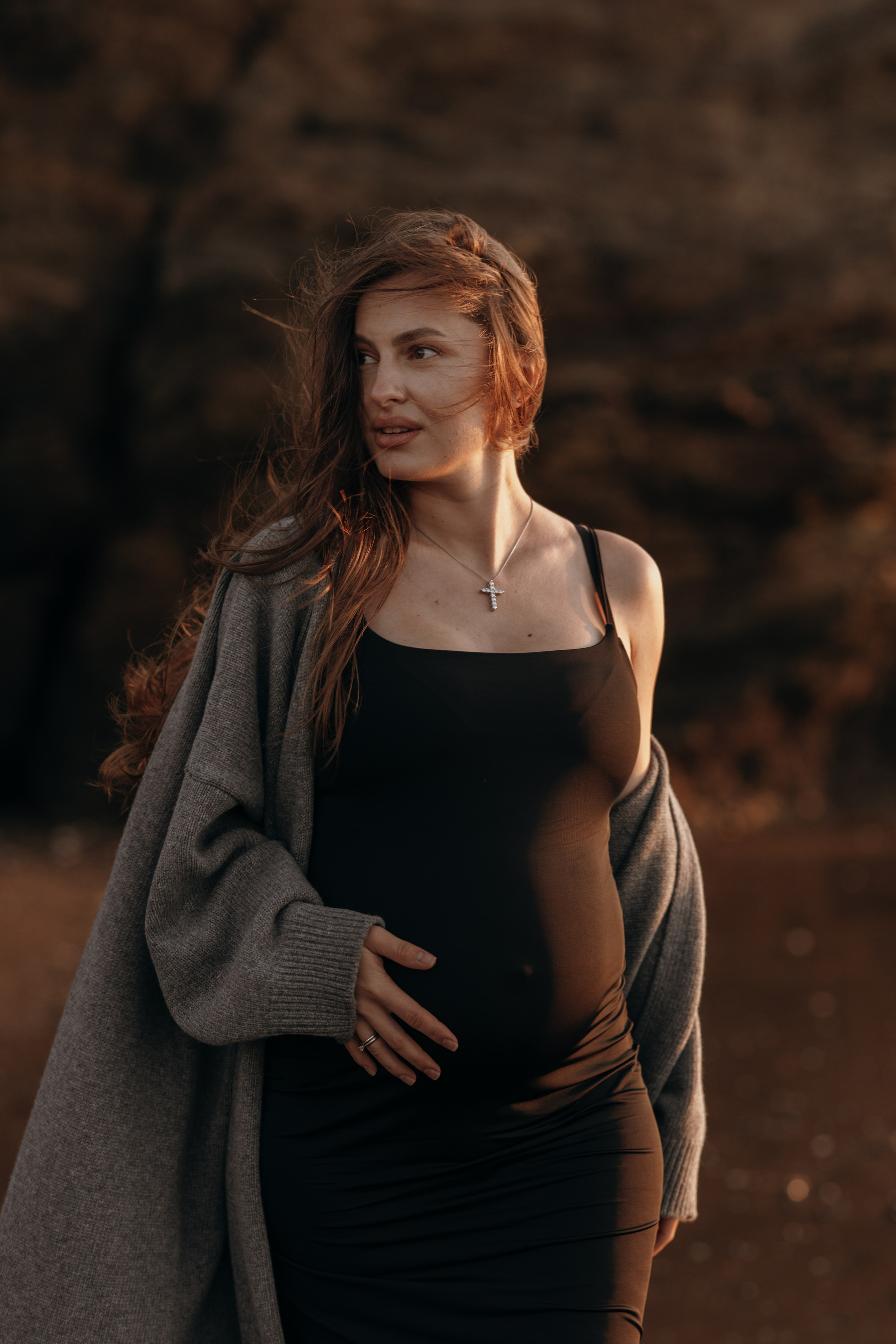 Sunset maternity photoshoot. Annah Louwagie — Lifestyle photographer for couples, families & brands | France & worldwide