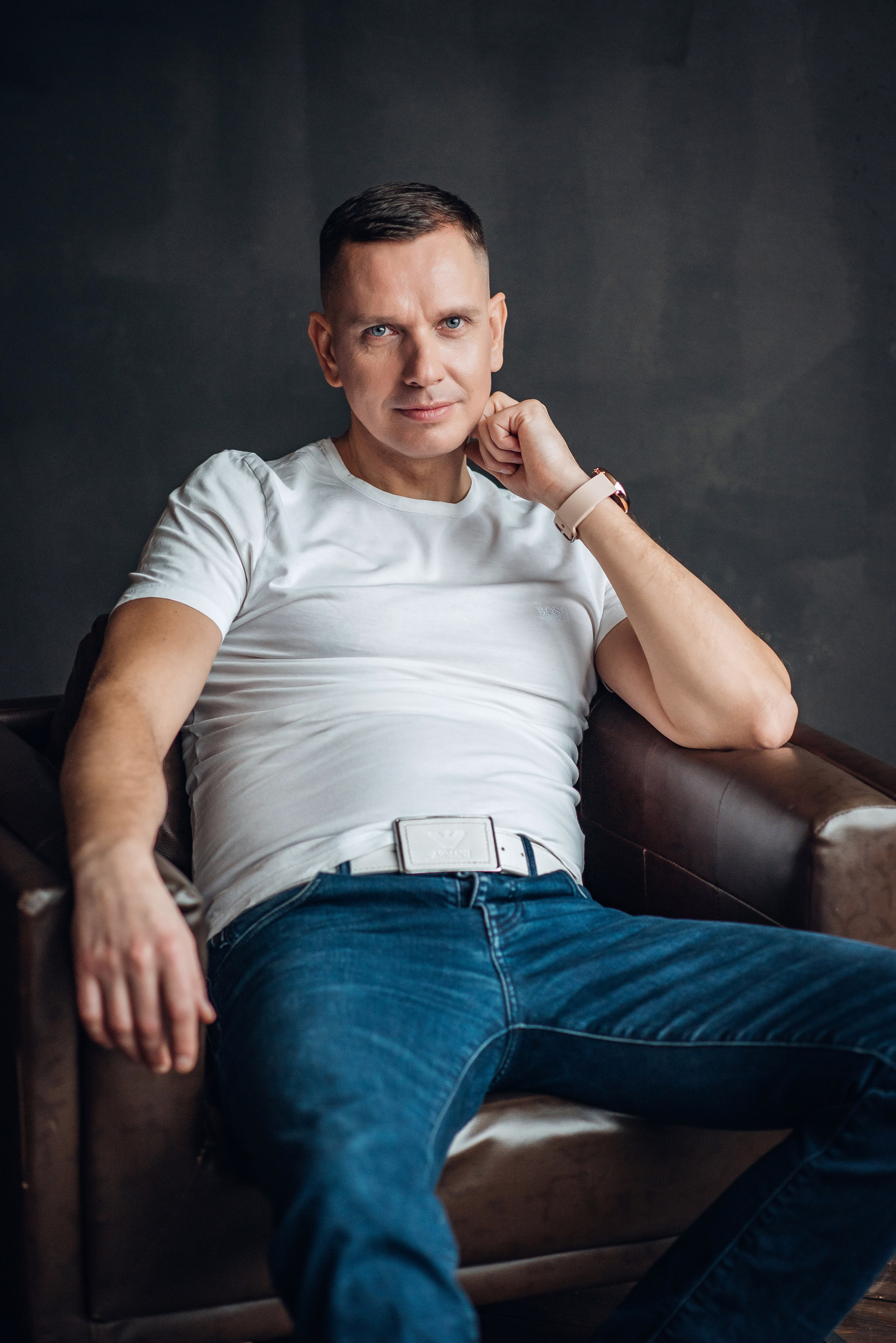 Fotosesijos studijoje. Aukse Stravi fotografė