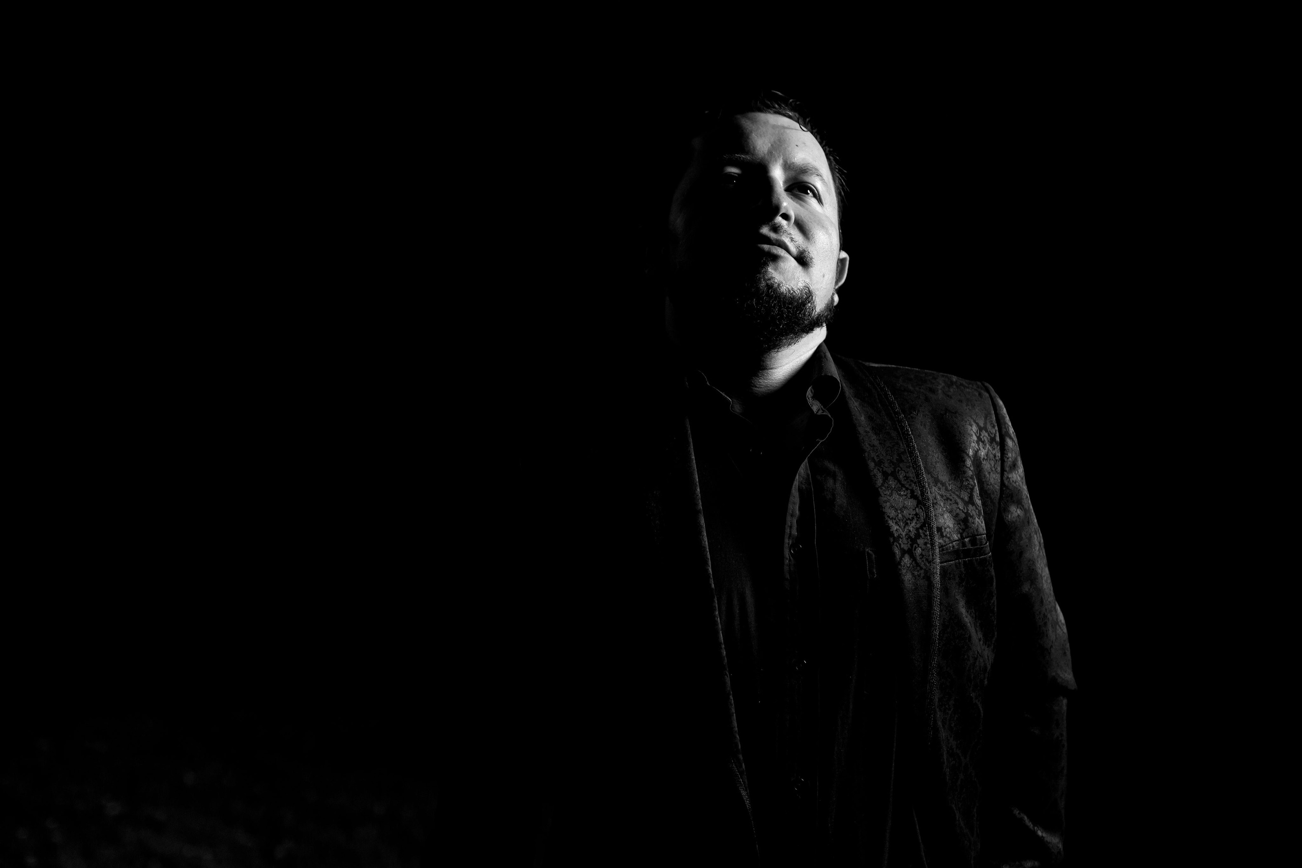 Fotógrafo de retratos fotógrafo de estilo de vida fotografía de locación fotografía de estudio sesión de fotos marca personal. Fotografía profesional para su evento en Caldas por SERFOTOGRAFÍA