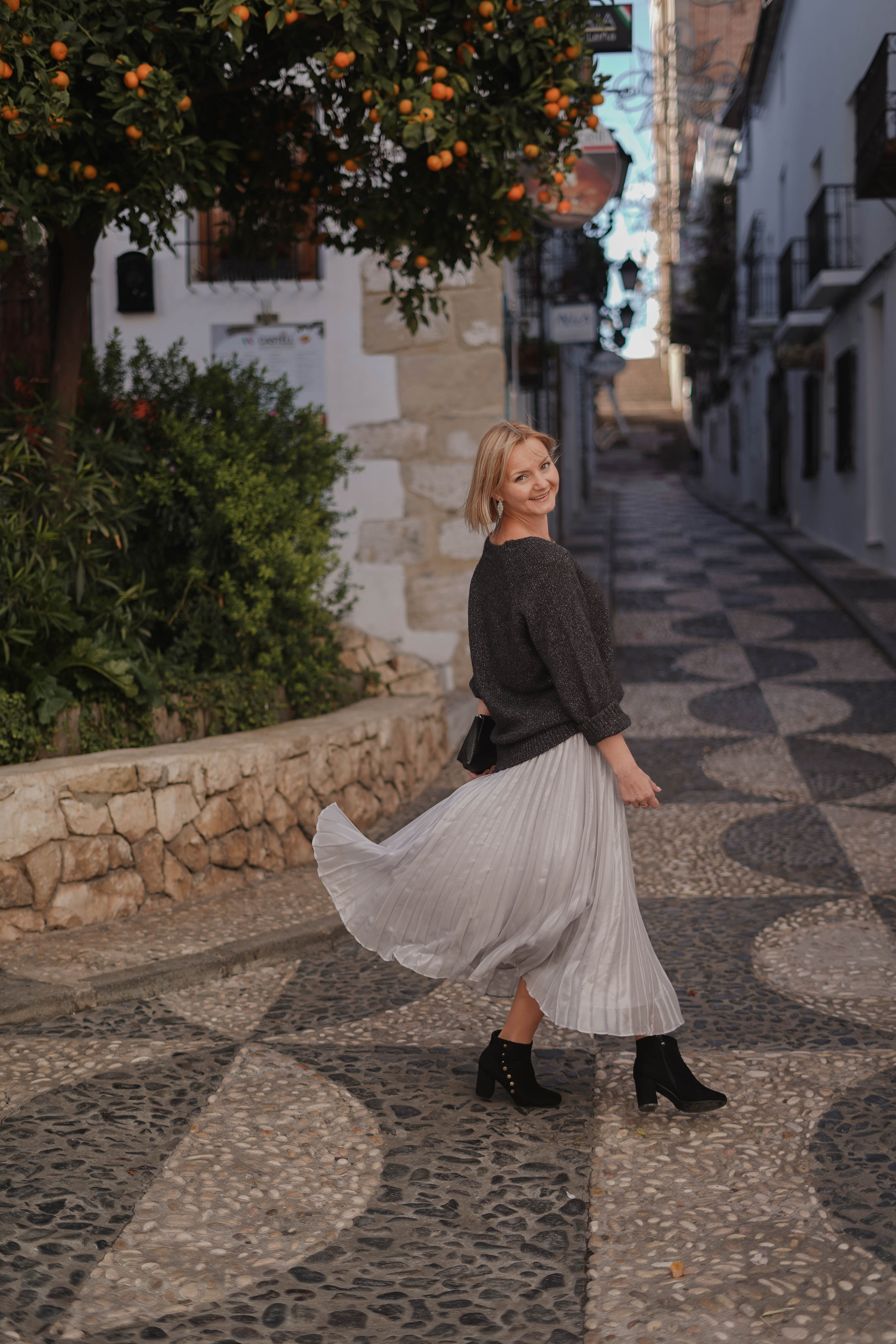 El paseo de Tatiana en Altea. Fotografo familiar, bodas, reportaje Diana Memetova Alicante, Benidorm