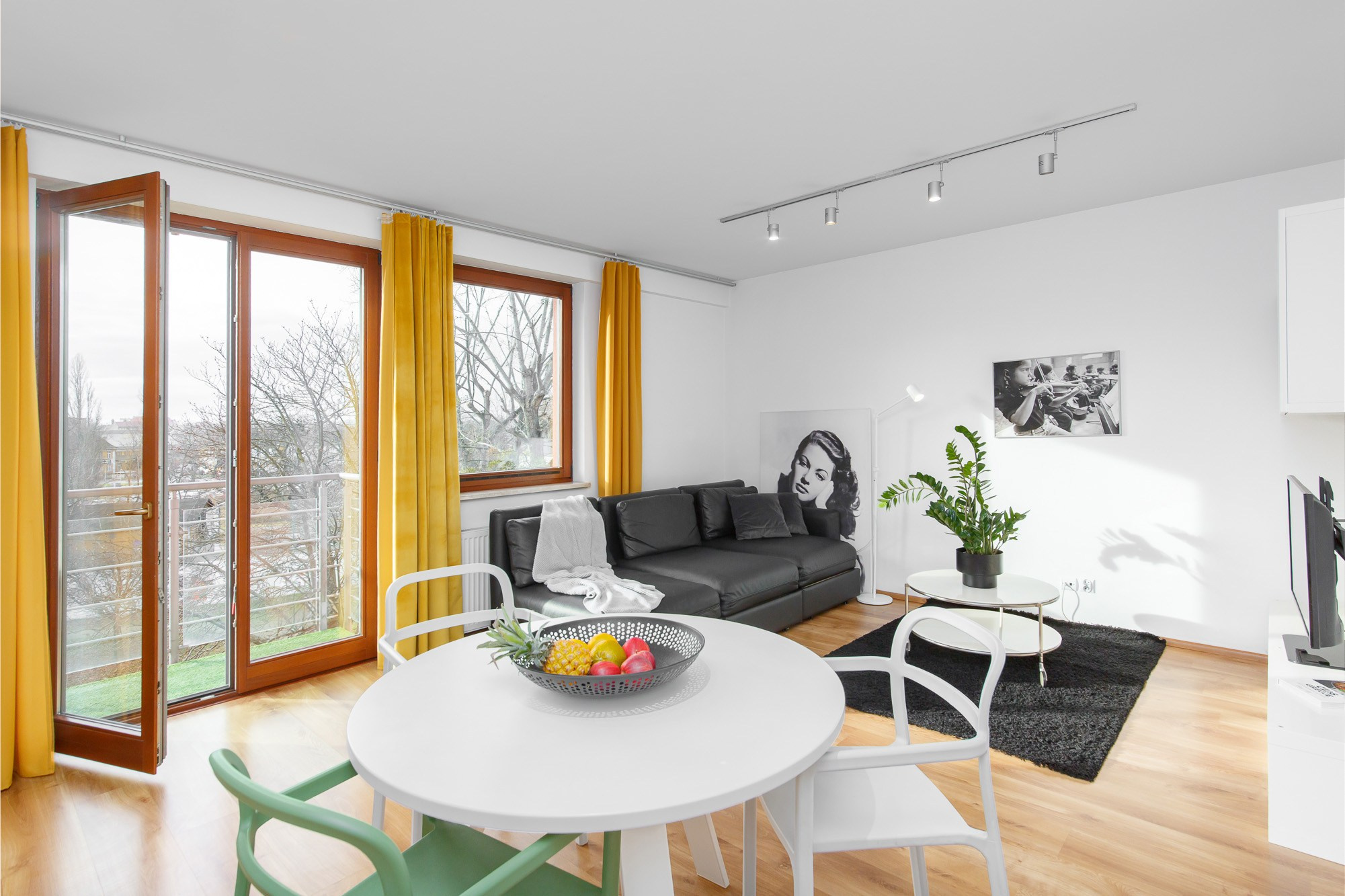 zdjęcie jasnego salonu w apartamencie Wrocław