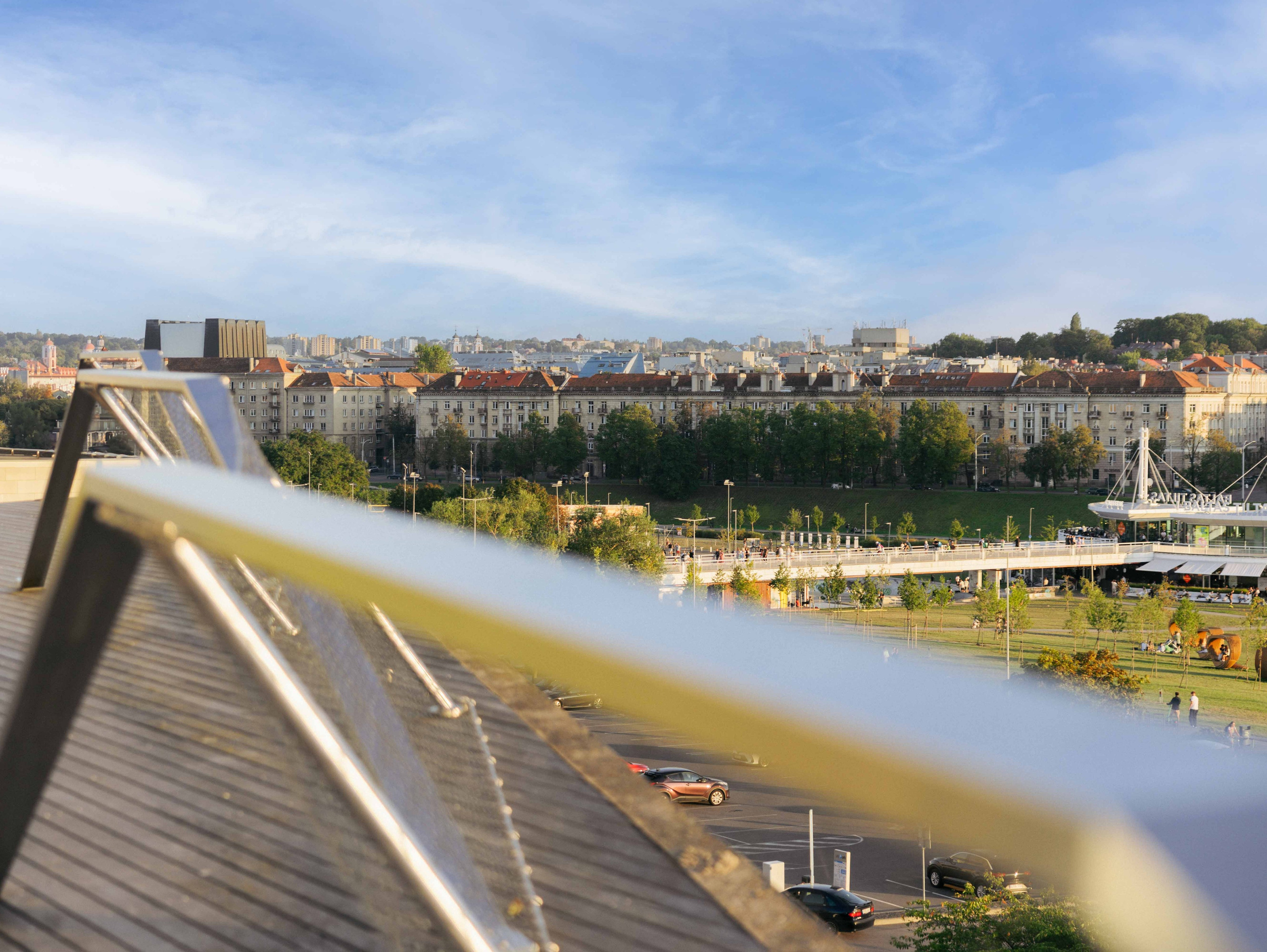 Modernios lokacijos fotosesijai Vilniuje. Framed by Evelina | Vestuvių fotografė