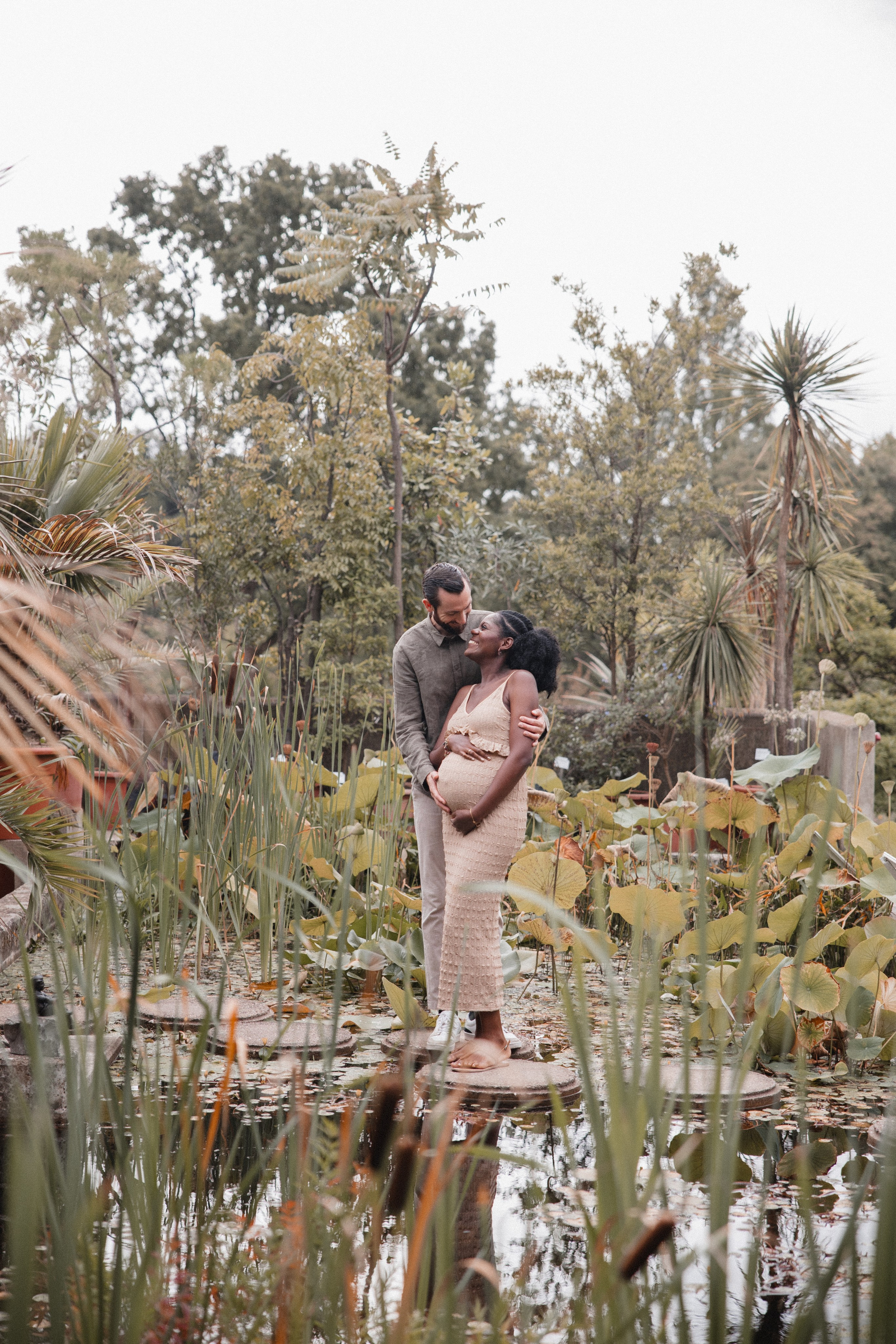 Babybauch Shooting im Botanischen Garten Bochum | Reiche Fotografie. Hochzeitsfotografin Bochum | Halyna Reiche Fotografie NRW