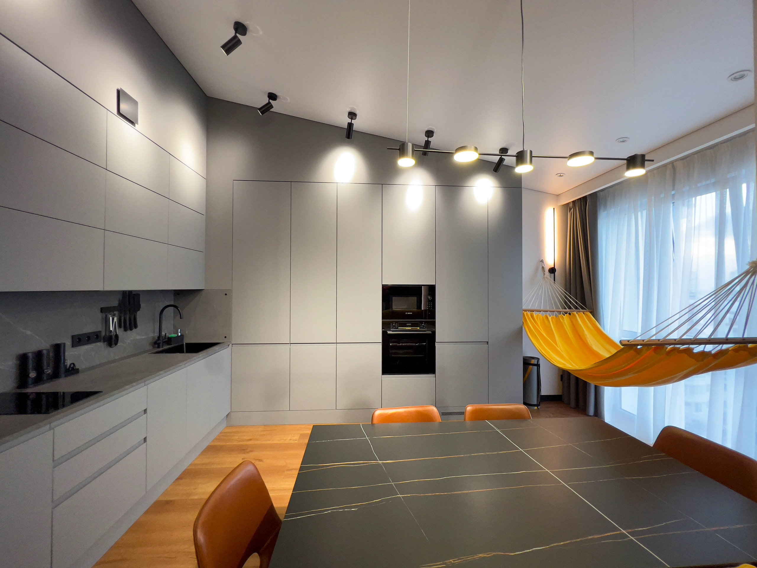 The apartment is on two levels. Fotograf Dmitrii Donets