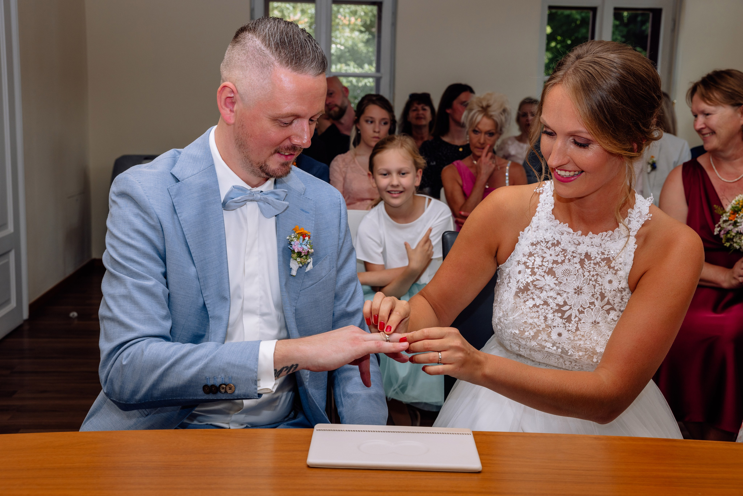 Sandra und Kevin: Standesamt Unterföring und Friedensengel. Hochzeitsfotograf München Taufe Familienfotograf Tanja Mauke