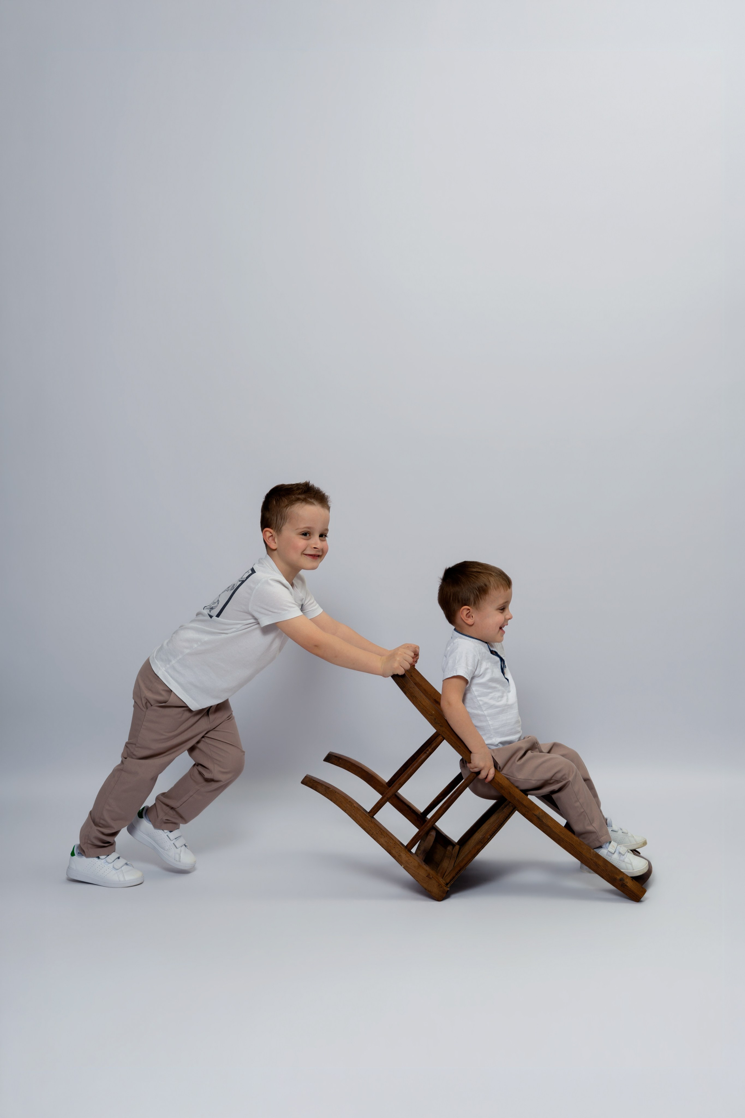 Seànce photo enfants à Roanne - deux frères en studio. Petit trésor photos de famille, grossesse et nouveau-né à Roanne