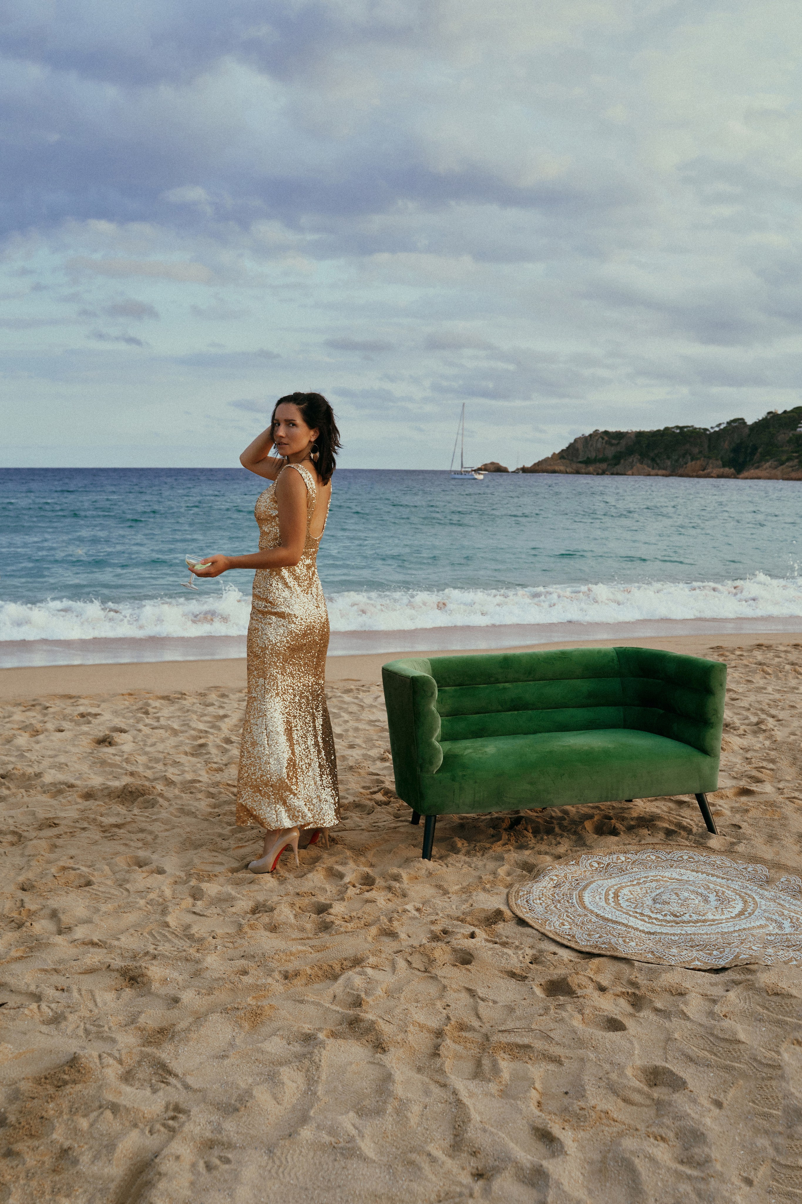 Майя. Диван на пляже. Фотограф в Барселоне Жанна Захарченко
