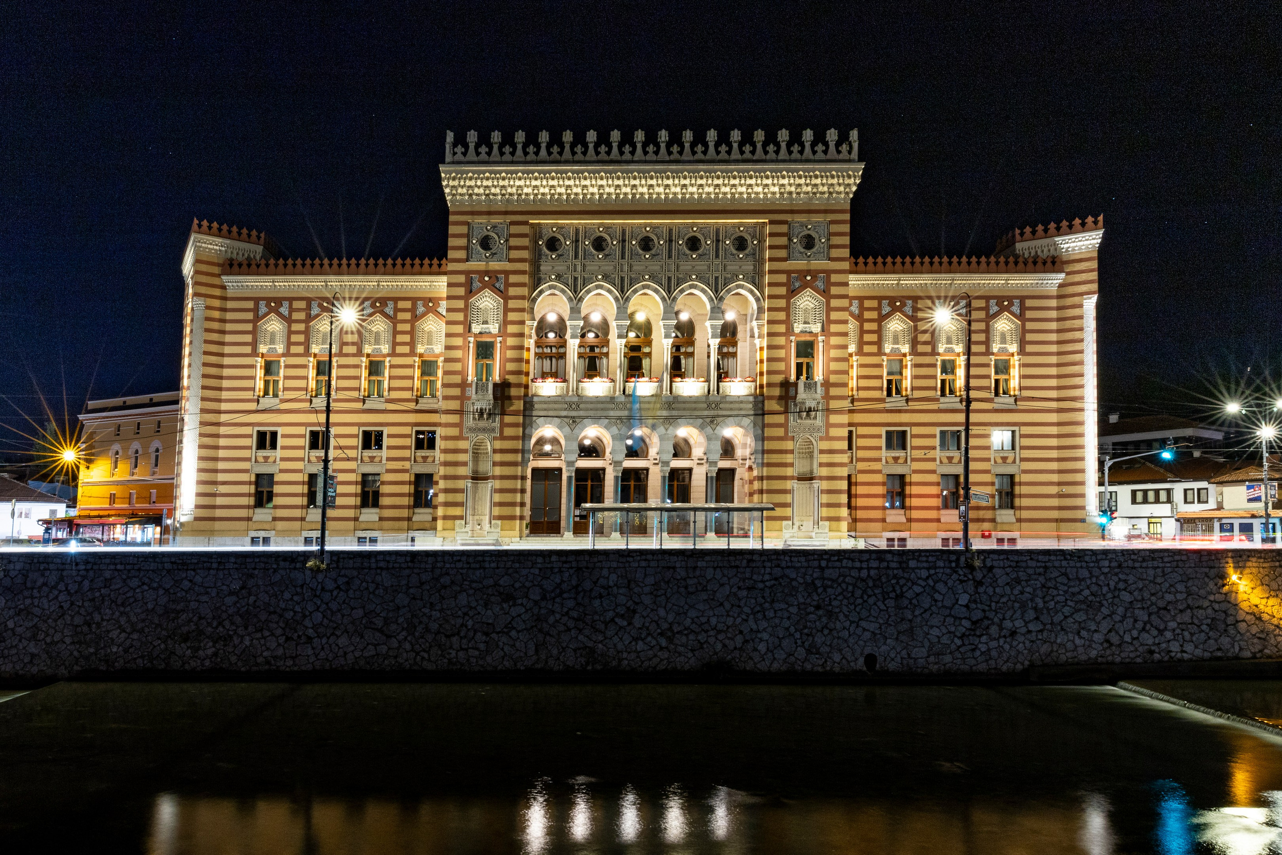 Fotografija modernog interijera – prirodno svjetlo i detalji enterijeraEksterijer poslovne zgrade – arhitektonske linije i dnevno osvjetljenjeEnterijer restorana – ambijentalno svjetlo i dizajn prostoraLuksuzni stan – minimalistički interijer i balans bojaFotografija fasade u sumrak – refleksije svjetla i perspektivaArhitektonska fotografija – precizne linije i teksture materijalaInterior photography by Namir Čomaga – profesionalne fotografije prostoraExterior photography Sarajevo – moderna arhitektura i kompozicija svjetla