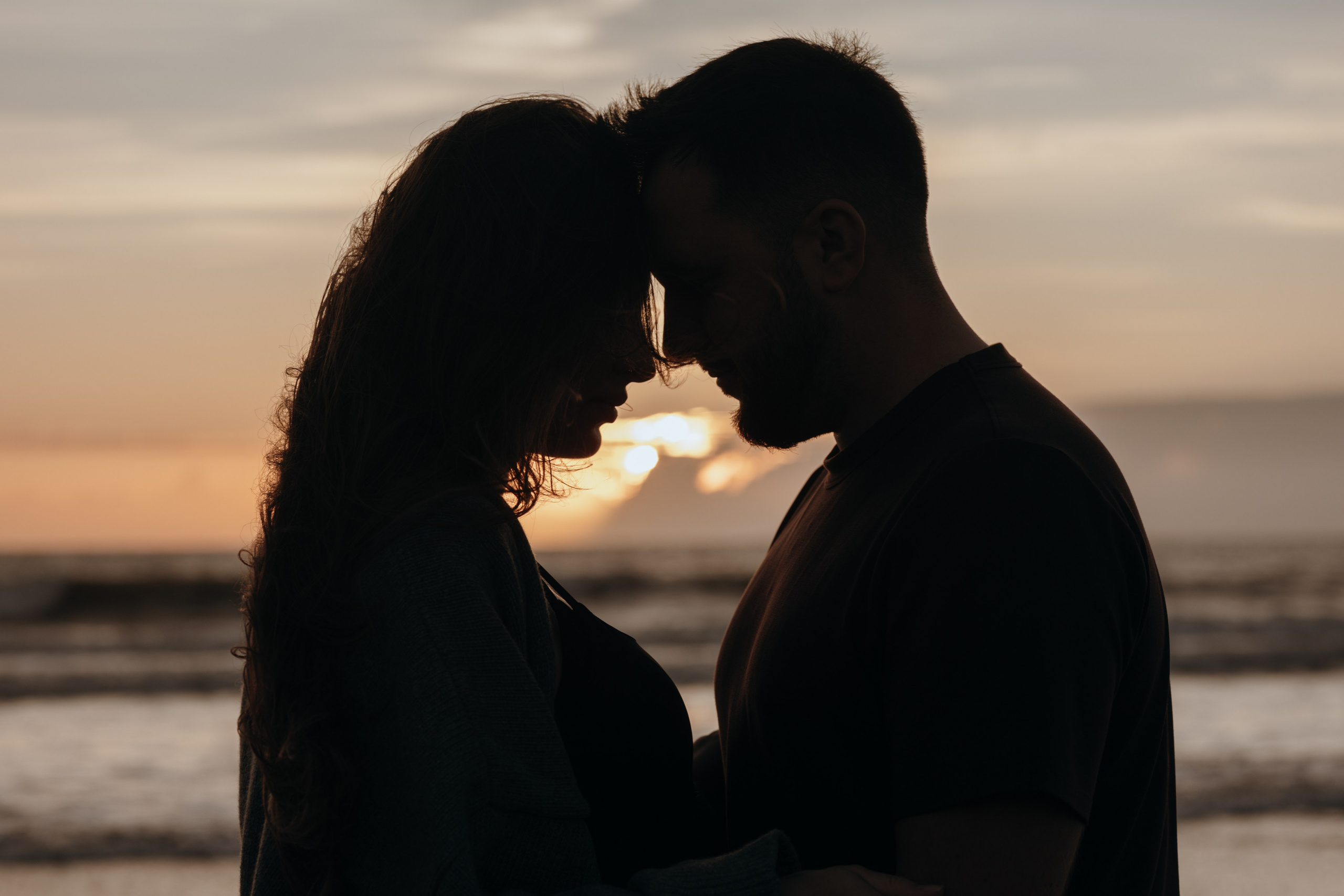 Sunset maternity photoshoot. Annah Louwagie — Lifestyle photographer for couples, families & brands | France & worldwide