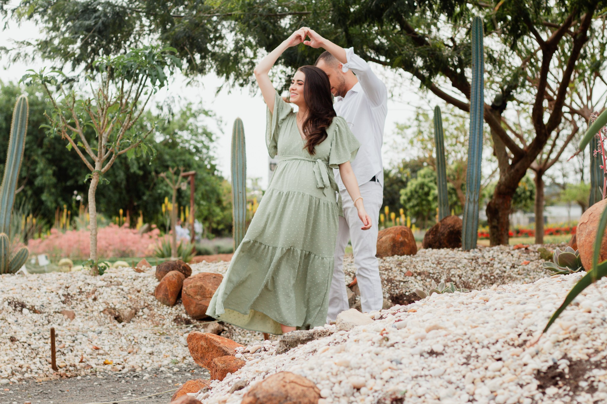 Ensaio Gestante em Campos de Flores em Holambra | Joyce Maria Fotografia. Joyce Maria Fotografia | Fotógrafa em Holambra
