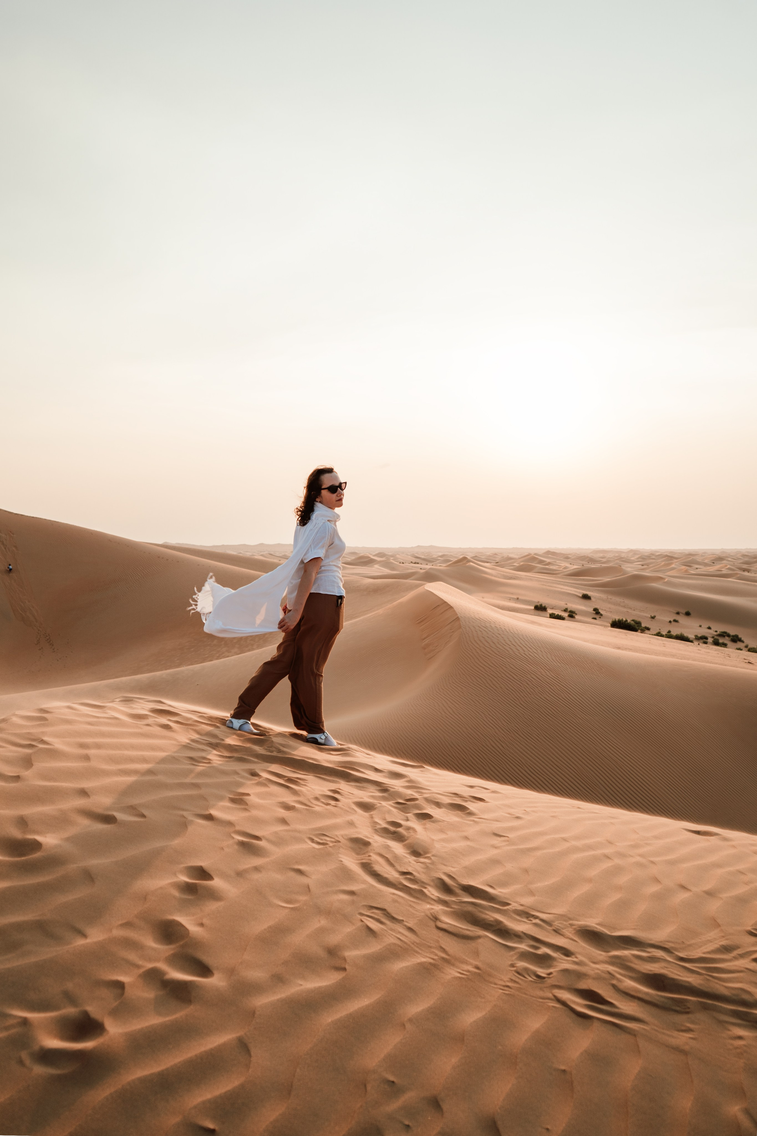 Photographer in the Abu Dhabi desert. Book a shoot in the Dubai desert, UAE. Romance of the East. The endless desert of the Emirates. Photos in the desert. Minimalism in photography. Nice photo sessions in the desert. Girl in the desert
