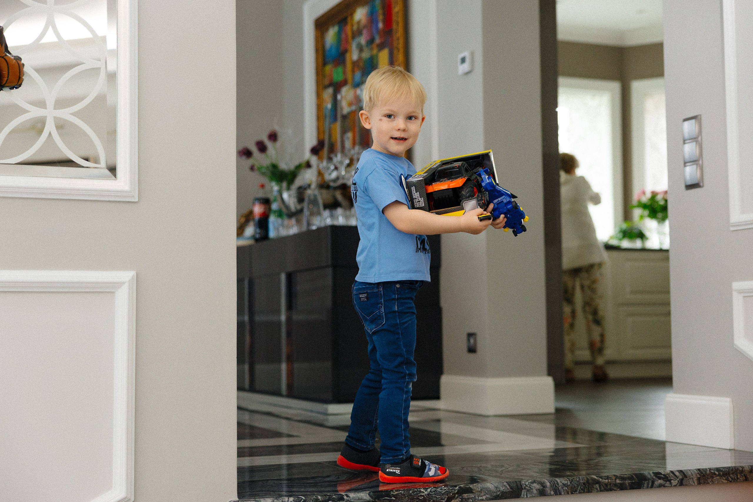 Яркая фотосессия детского праздника с аниматором и блестящей дискотекой из фольги в Риге. Евгений Тимофеев | Свадебный и контент-фотограф и видеограф в Риге