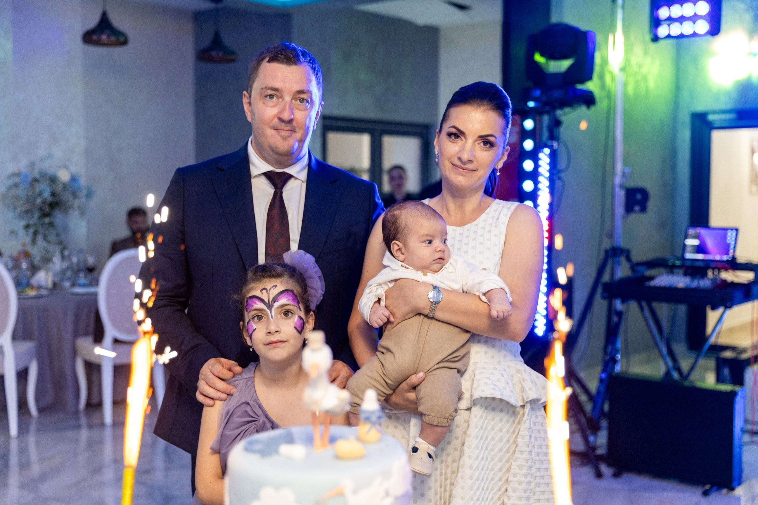 fotograf botez , fotografie botez Botoșani, fotograf Alin Chirilă, amintiri botez, fotografii botez, botez Miruna Parascheva, fotograf copii, fotografie botez în Botoșani-alt="botez , fotografie botez Alin Chirilă, amintiri botez, fotografii emoționante botez Botoșani"-- fotografii-botez-bebelus- amintiri-botez-micuț- moment-sfânt-crestinare- fotografie-emotionanta-botez- detalii-botez-bebelusi- parinti-fericiti-la-botez- fotograf-botez-profesionist- botez-in-biserica-ortodoxa- micuț-botezat-cu-emoție- zâmbete-și-lacrimi-la-botez- bebeluș-la-cristelniță- decor-botez-colorat- botez-cu-dragoste-și-credință- emotie-pura-la-botez- fotograf-botez-botosani- botez-iasi-suceava-fotograf- amintiri-nepretuite-botez-- Preotul ținându-l pe micuțul Mathias Gabriel la botez, în biserica Înălțarea Domnului, Copălău  - Detalii de la botezul lui Mathias – lumânare, trusou și icoană  - Familia lui Mathias Gabriel alături de micuț, în ziua botezului  - Portret emoționant cu mama și bebelușul în brațe, în biserică,fotograf profesionist evenimente Botoșani, Iași, Suceava, Fălticeni, Bacău, Pașcani, Roman - AlinoFotoStudio by Alin Chirilă - servicii foto nuntă, botez, cununie, ședințe foto creative, albume personalizate, fotografii emoționante și calitative pentru cele mai importante momente din viață,fotograf nuntă Botoșani Alin Chirilă,  ședință foto botez Iași - AlinoFotoStudio,  servicii fotograf profesionist evenimente Suceava,  fotograf cununie civilă Fălticeni - Alin Chirilă,  album foto nuntă personalizat Bacău.“Bebeluș botezat în biserică, ținut în brațe de nași”	•	“Detaliu cu lumânarea de botez decorată cu flori albe”	•	“Părinți emoționați alături de copilul lor la ceremonia de botez”	•	“Masa festivă de botez cu decor tematic și tort personalizat”	•	“Momentul în care preotul toarnă apă sfințită pe fruntea bebelușului”	“Bebeluș în rochie albă de botez, zâmbind în brațele mamei”	•	“Detaliu cu cruciulița de botez așezată pe o pernă de satin”	•	“Părinți și nași aprinzând lumânările în timpul ceremoniei de botez”	•	“Tort de botez decorat cu figurine tematice și numele copilului”	•	“Copil botezat dormind liniștit în pătuțul decorat festiv”	•	“Momentul în care preotul binecuvântează copilul în fața altarului”	•	“Invitați adunându-se în jurul mesei festive la petrecerea de botez”	•	“Bebeluș ținând în mână o jucărie personalizată primită la botez”	•	“Familie fericită pozând împreună după ceremonia de botez”	•	“Decor tematic cu baloane și flori la locația petrecerii de botez” fotograf Botoșani fotograf evenimente fotograf botez Alin Chirila fotograf alinofotostudio.fotograf botez Amelis Maria, fotografie botez Botoșani, fotograf Alin Chirilă, amintiri botez, fotografii botez, botez Amelis Maria, fotograf copii, fotografie botez în Botoșani,