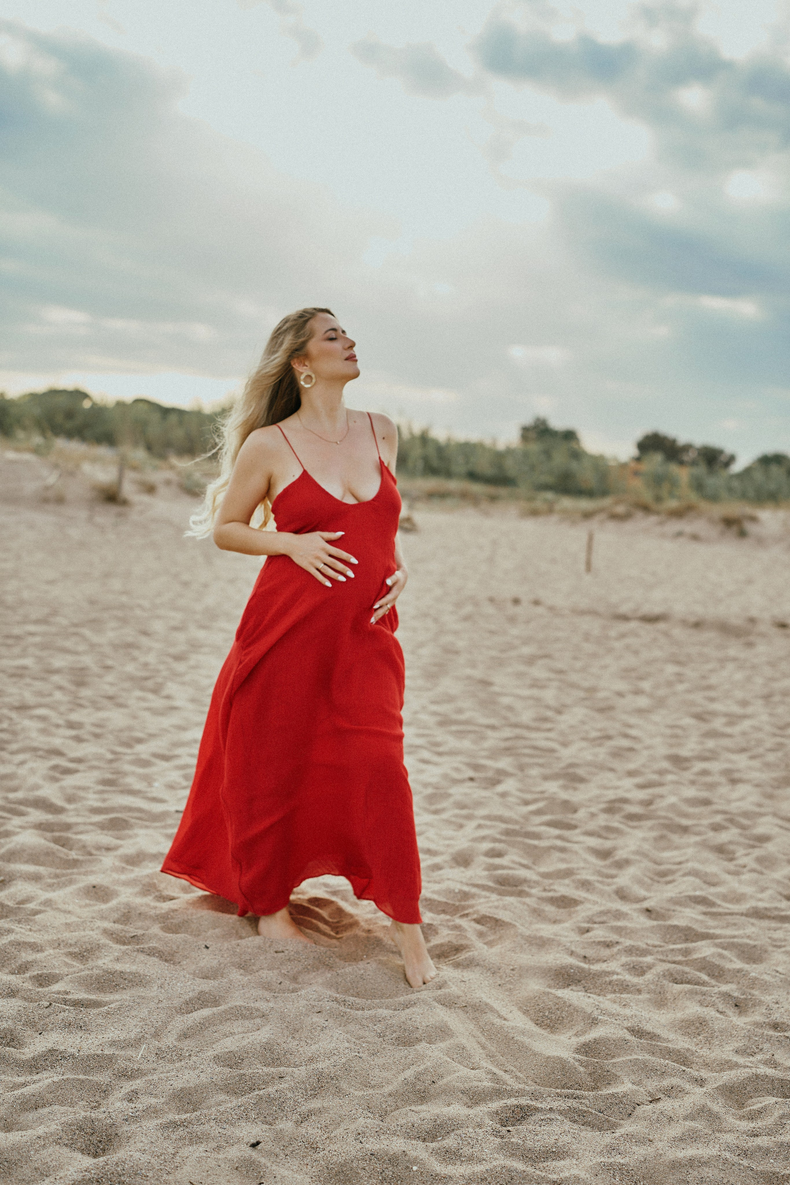 Фотосессия беременности на пляже. Красное платье. Photographer in Barcelona Spain Zhanna Zakharchenko