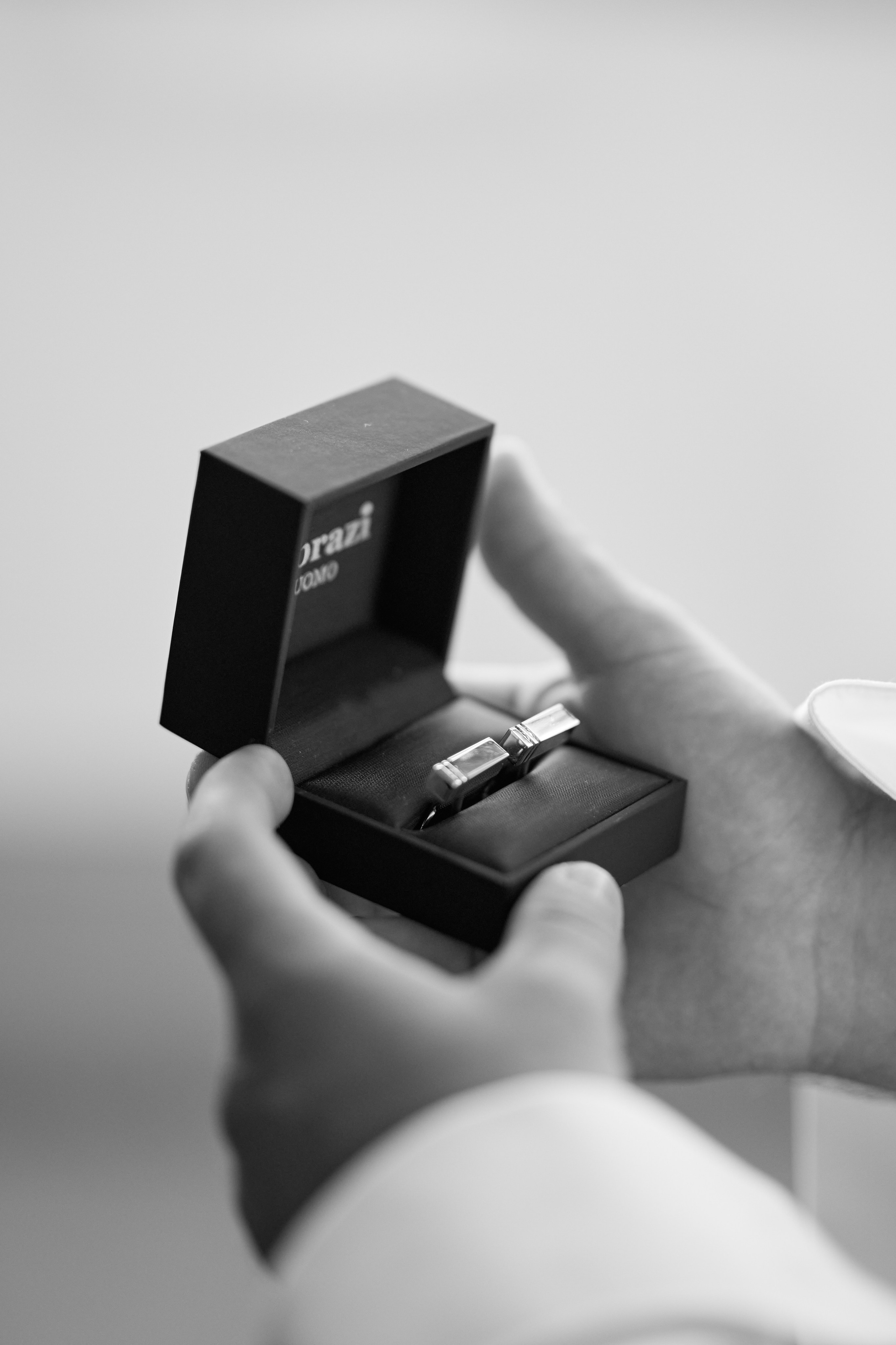 Edle Manschettenknöpfe in einer schwarzen Box – elegante Detailaufnahme aus dem Getting Ready von Alex in Karlsruhe.