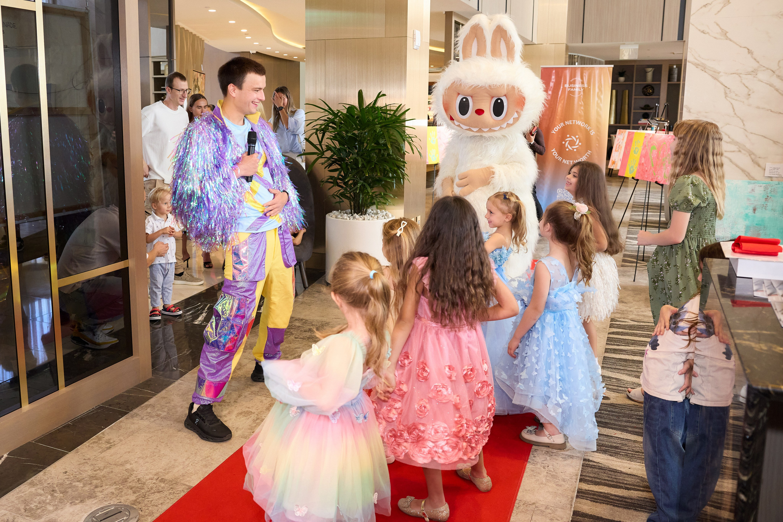 Авторская благотворительная художественная выставка Дианы Бортник. Фотограф Юлия Маковеева