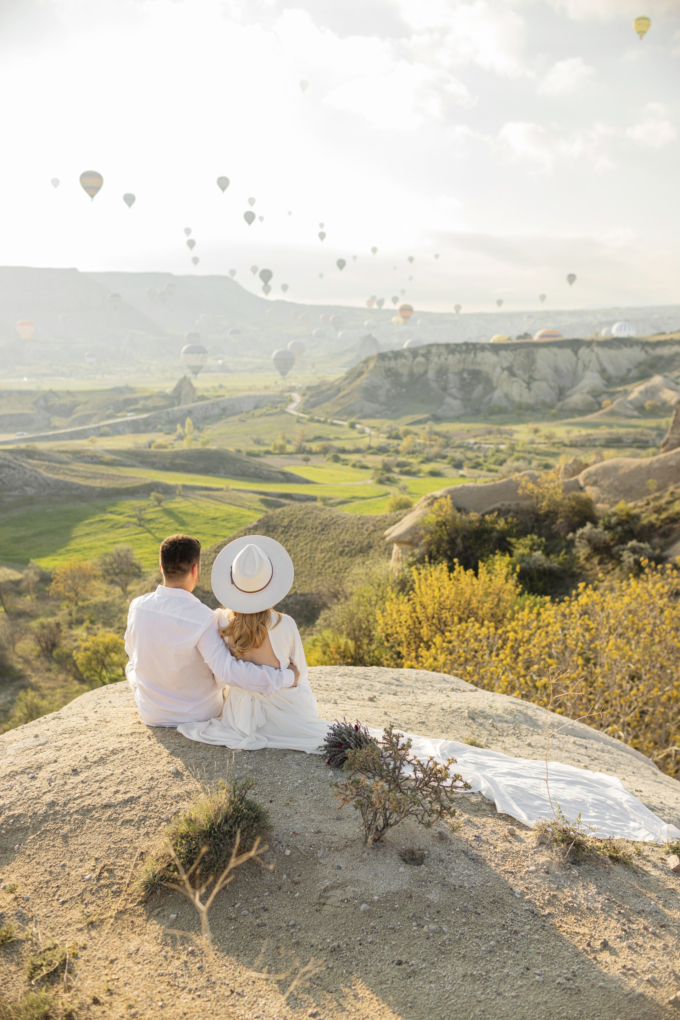 Elegant Wedding Photoshoot with a Flowing Dress and Balloons in Cappadocia. Julia Ganch I Fashion Wedding Photography I Cappadocia Turkey