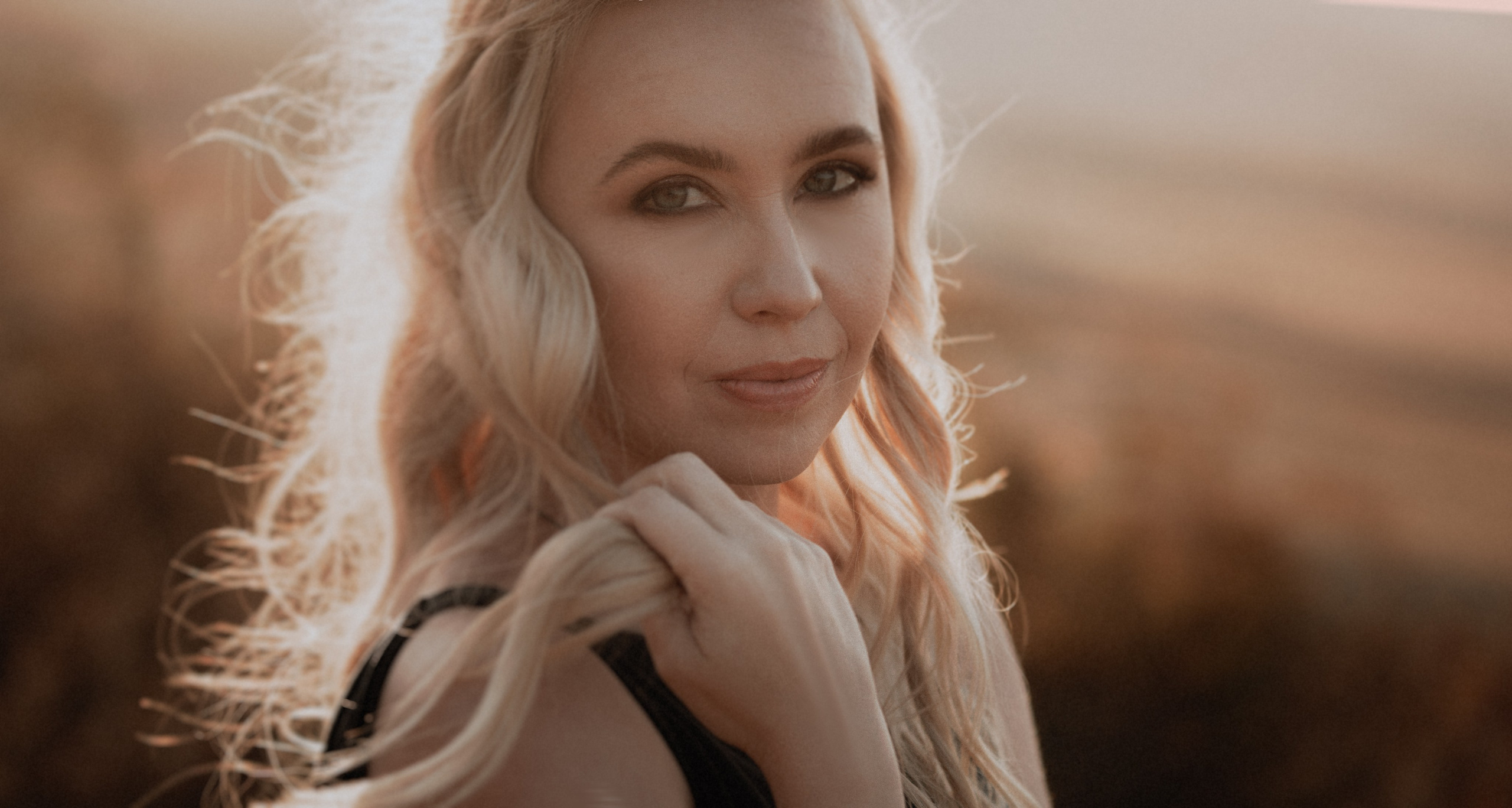 контровой свет в портрете. Выразительный взгляд