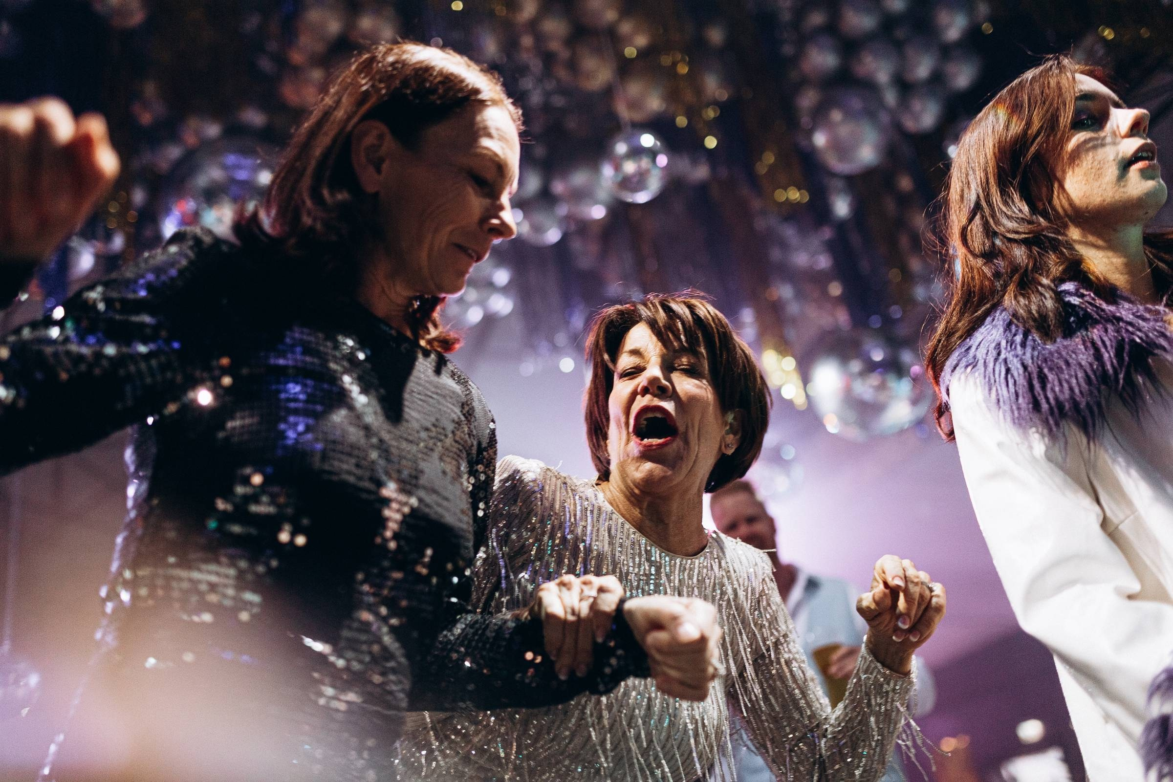 KĀZAS BEZ ROBEŽĀM DISKO STILĀ