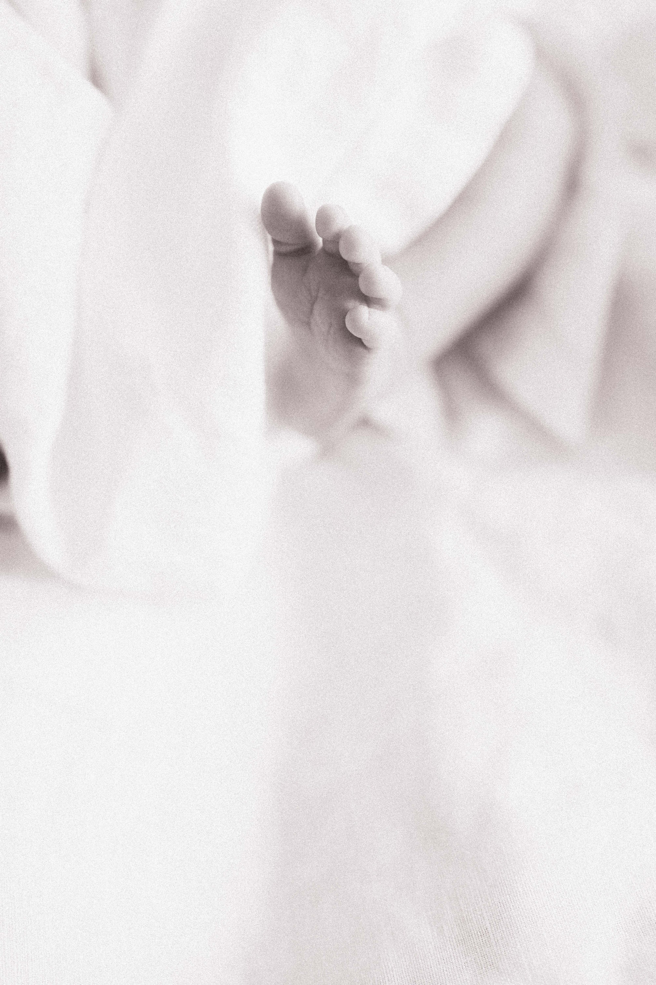 Inspira sesiune foto nou-nascut. Madalina Beda- Artist vizual, fotograf, doula la nastere, consultant babywearing Brasov si in toata tara