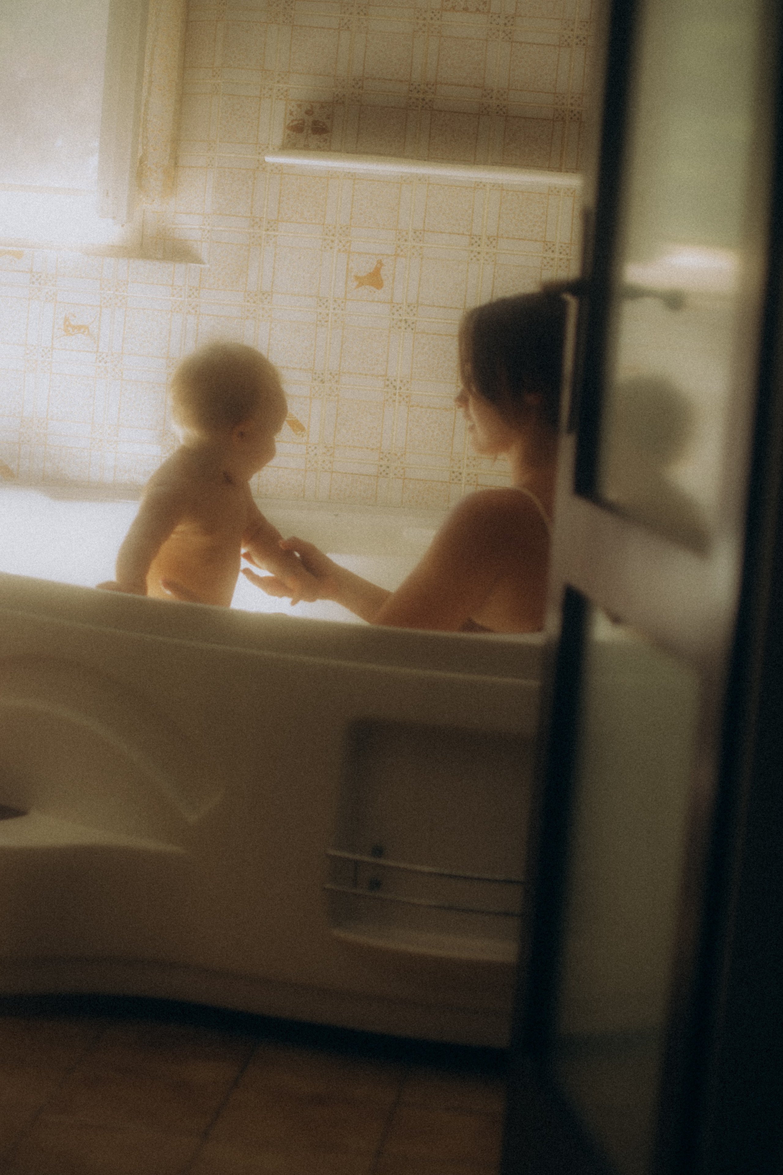 Maman et fille: la tendresse intemporelle. Je suis Olga, votre photographe de famille à Metz et dans toute la France