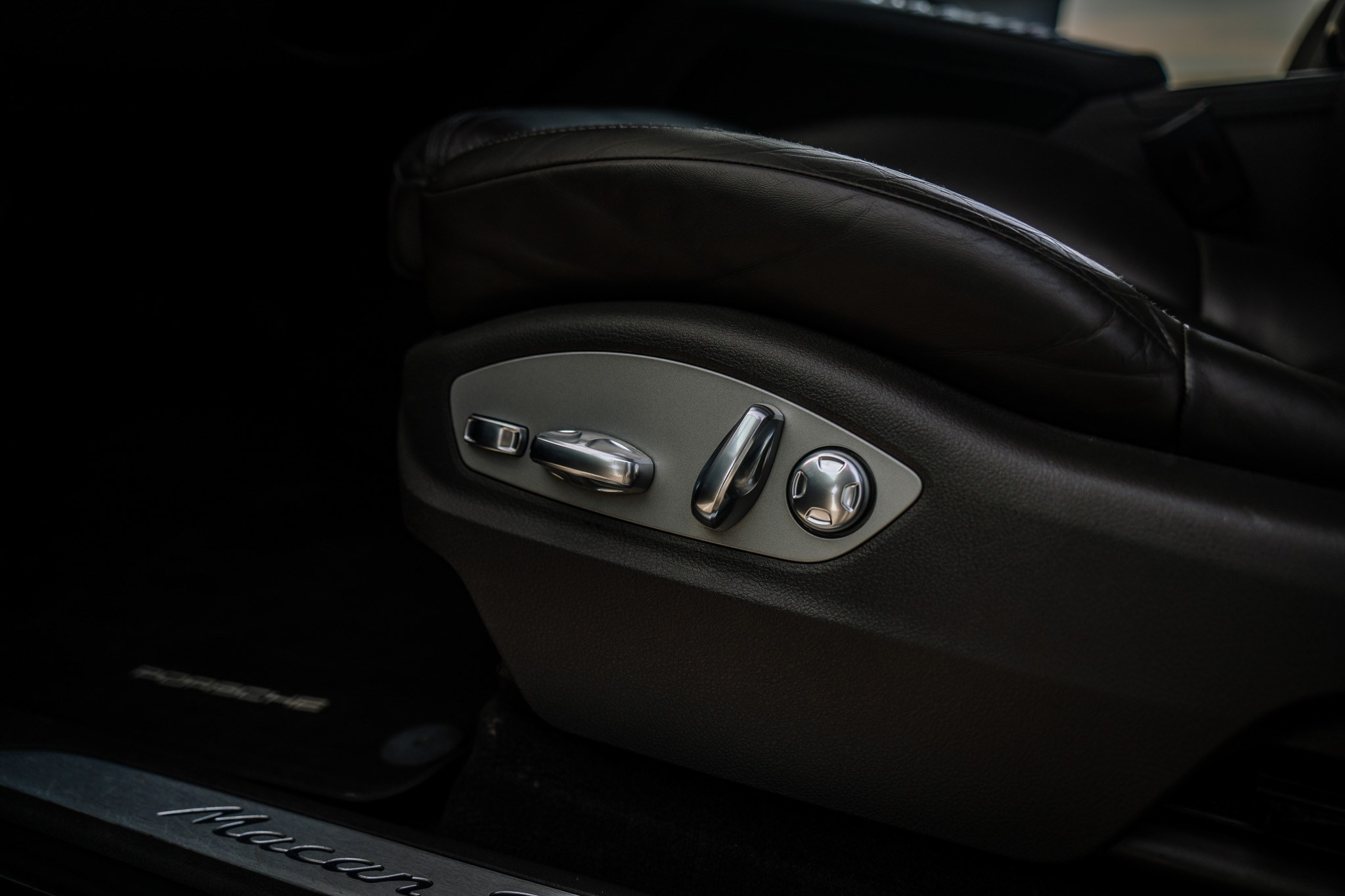 PORSCHE macan. LOHA VISUALS — AUTOMOTIVE PHOTOGRAPHY