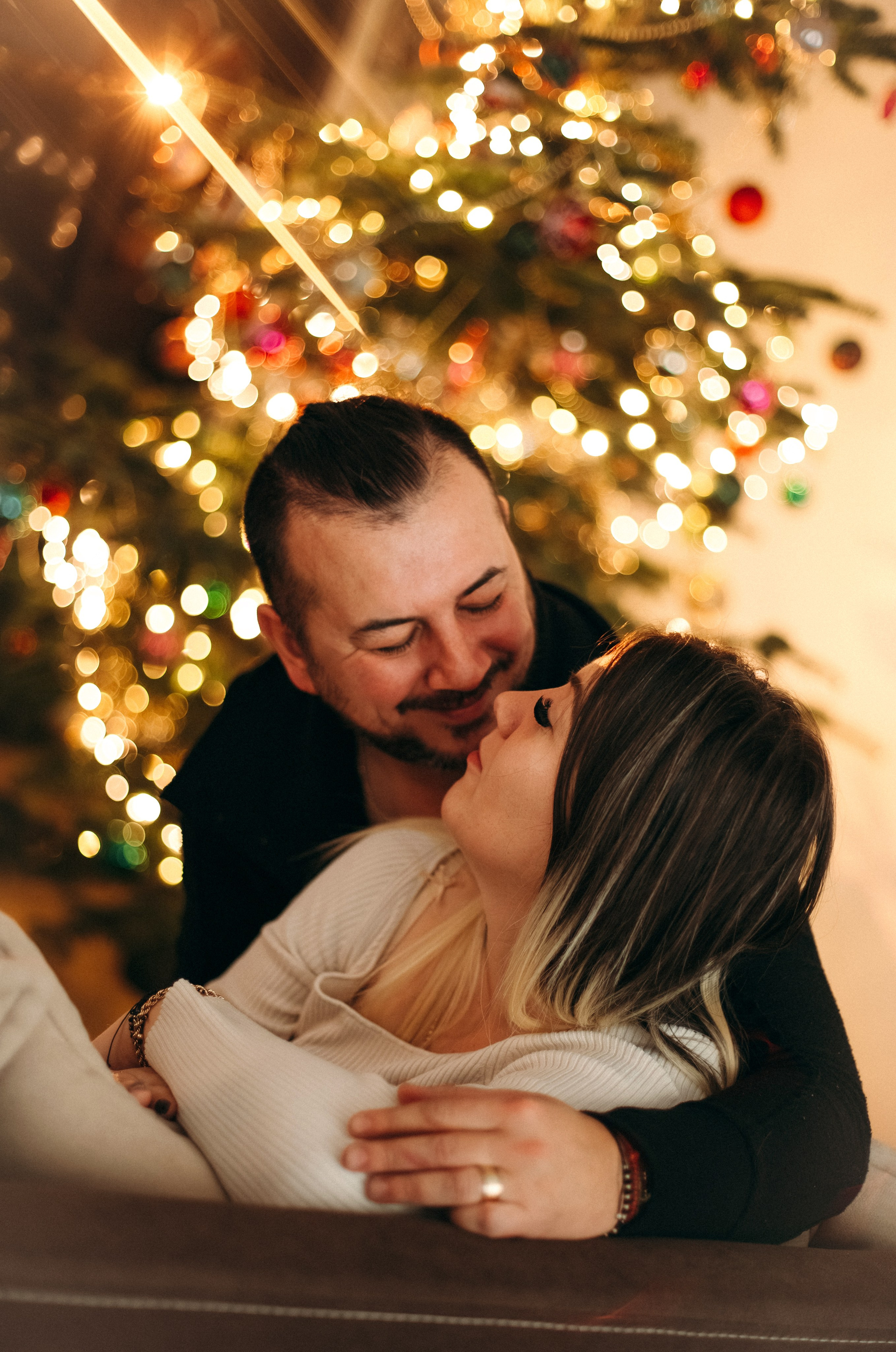 Ședință foto de Crăciun acasă, Amara și Ionuț. Fotograf de familie în Oradea Katsiaryna Ciortan