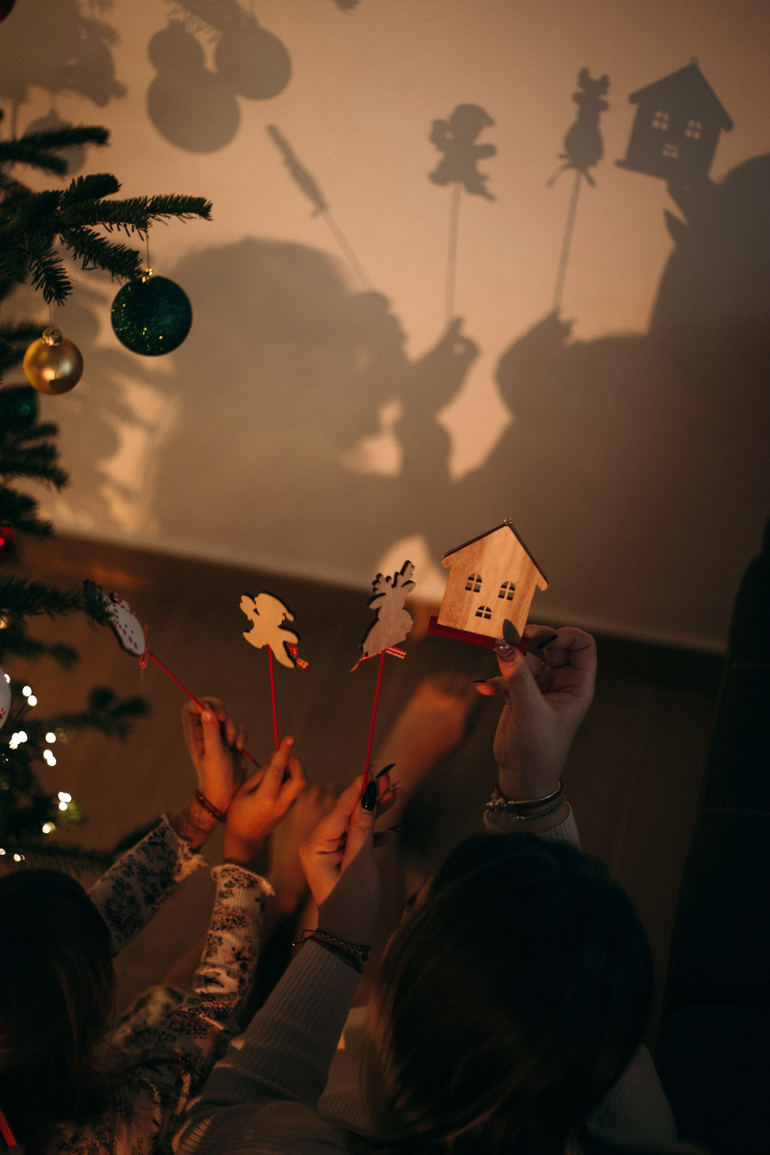 Ședință foto de Crăciun acasă, Amara și Ionuț. Fotograf de familie în Oradea Katsiaryna Ciortan