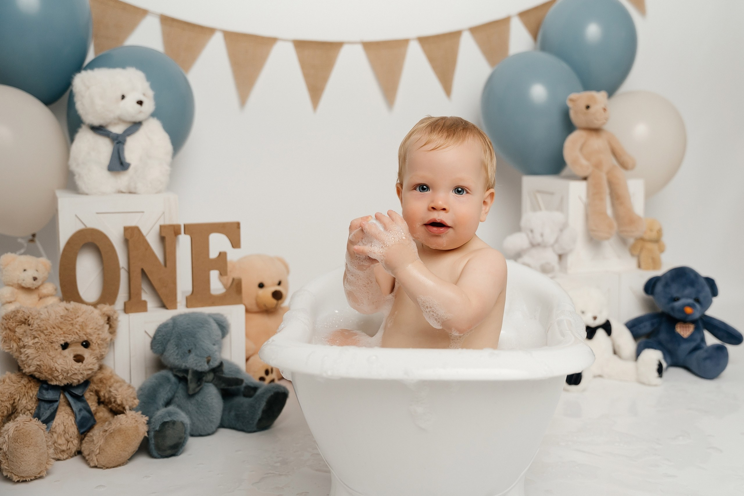 First birthday cake smash session. Newborn and family photographer. Hills District. Sydney