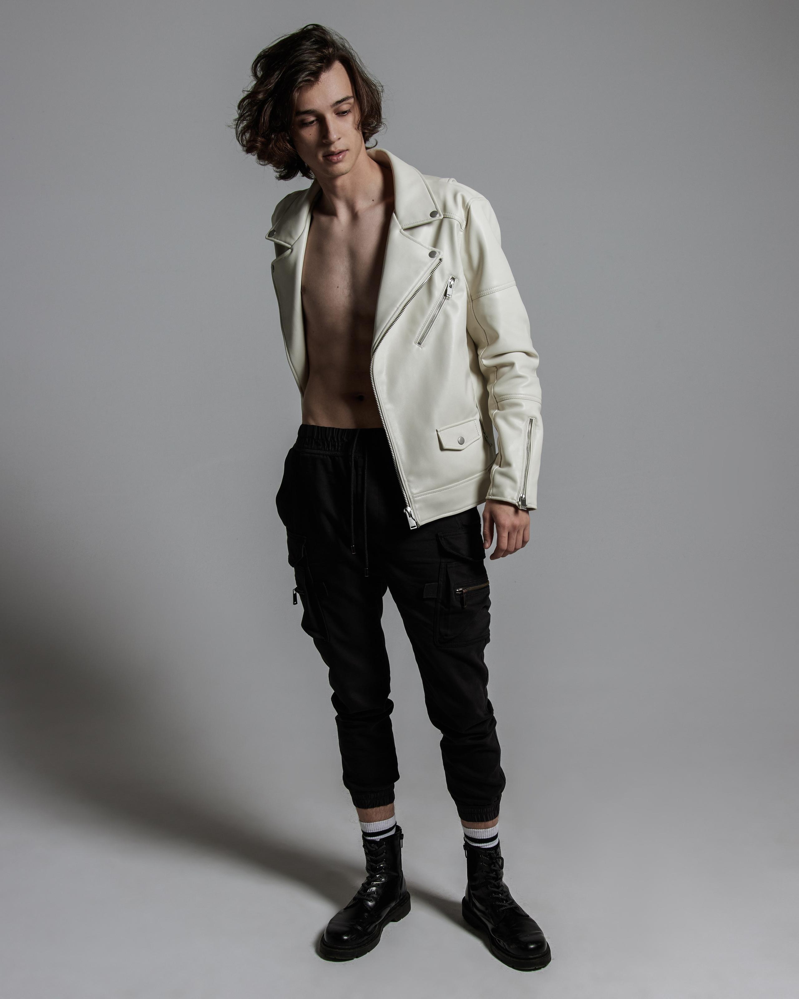 retrato de modelo masculino en estudio con iluminación profesional