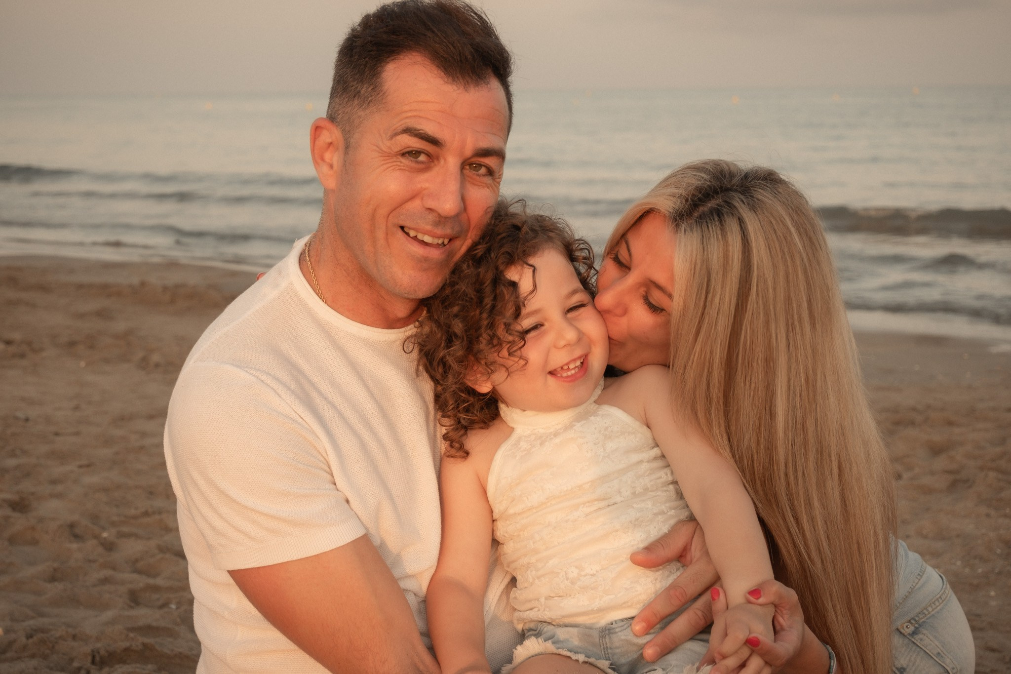 Sesión familiar en la playa. Fotografía profesional en Calafell - Elena Medvedeva