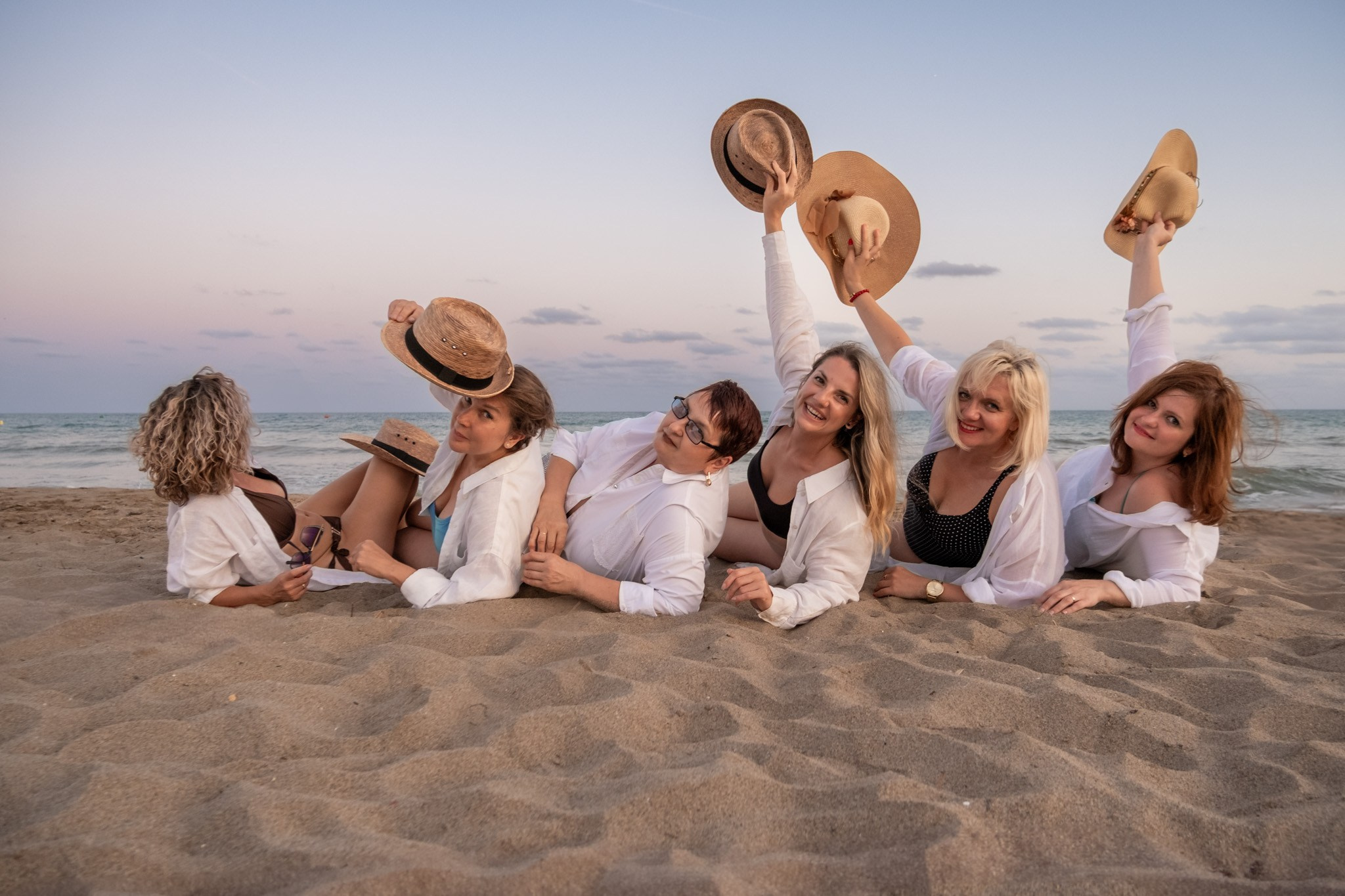 Sesión de amigas en la playa. Fotografía profesional en Calafell - Elena Medvedeva