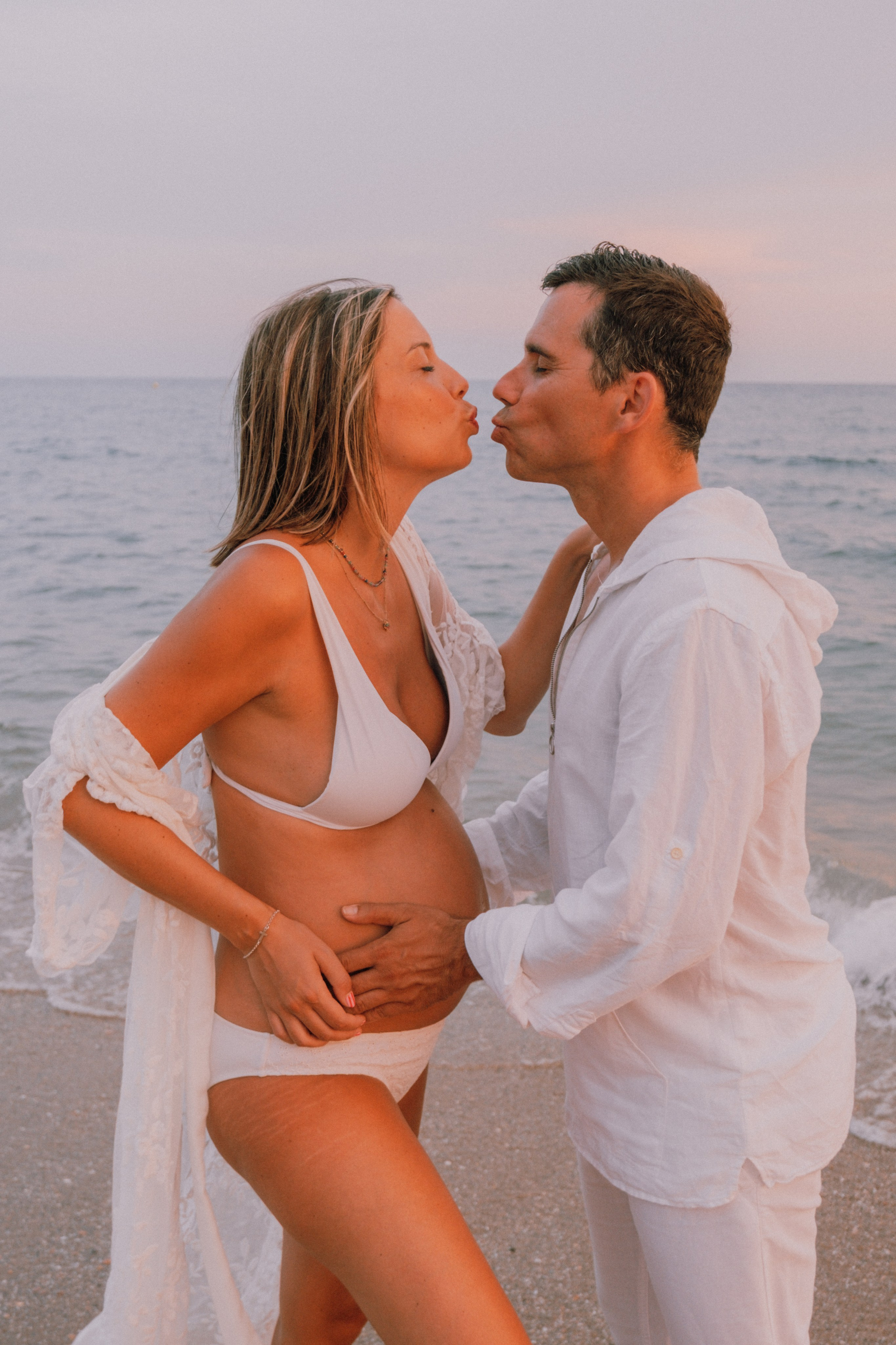 Sesión embarazo en la playa. Fotografía profesional en Calafell - Elena Medvedeva