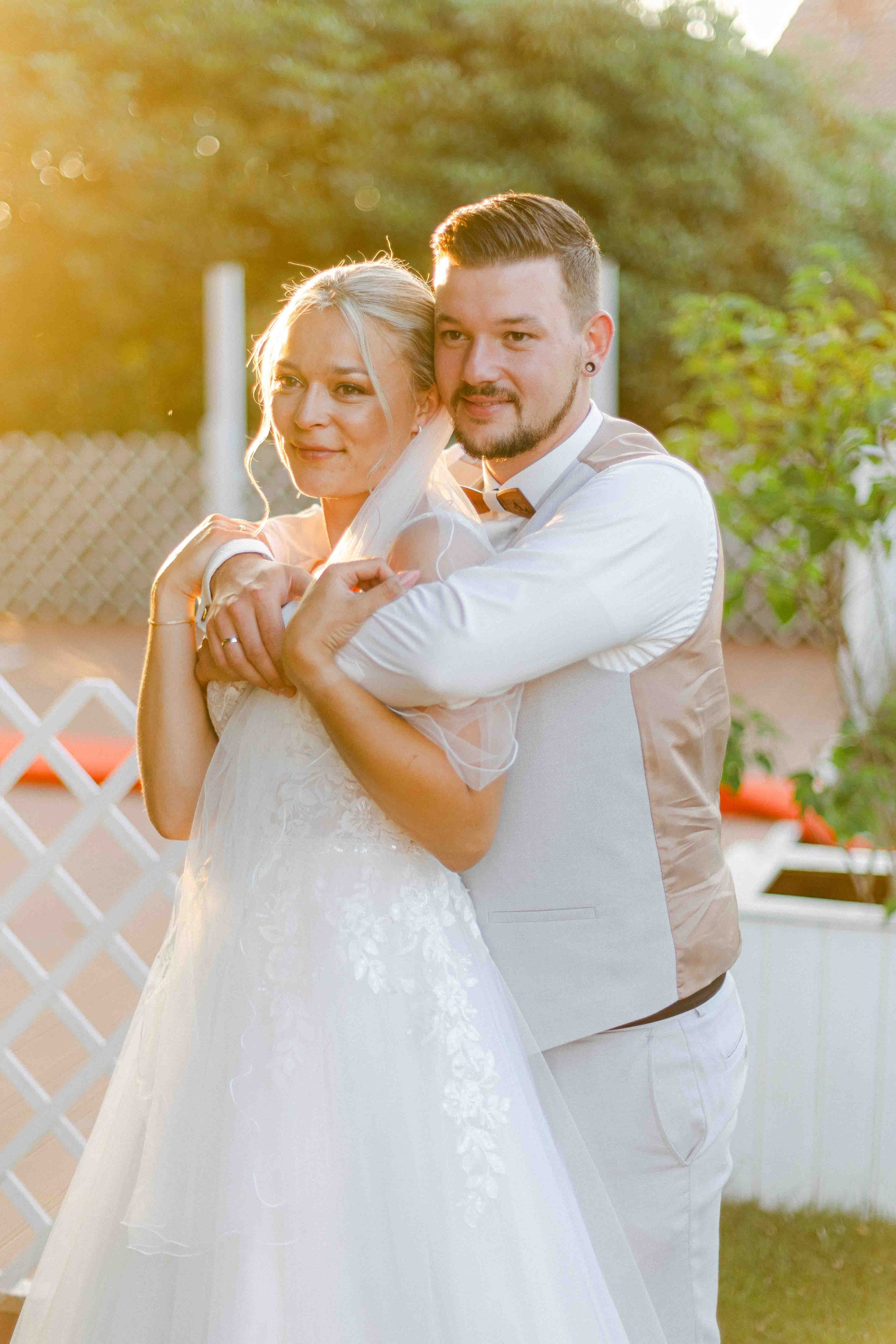 brautpaar bei ihrer hochzeit im ak happiness 
