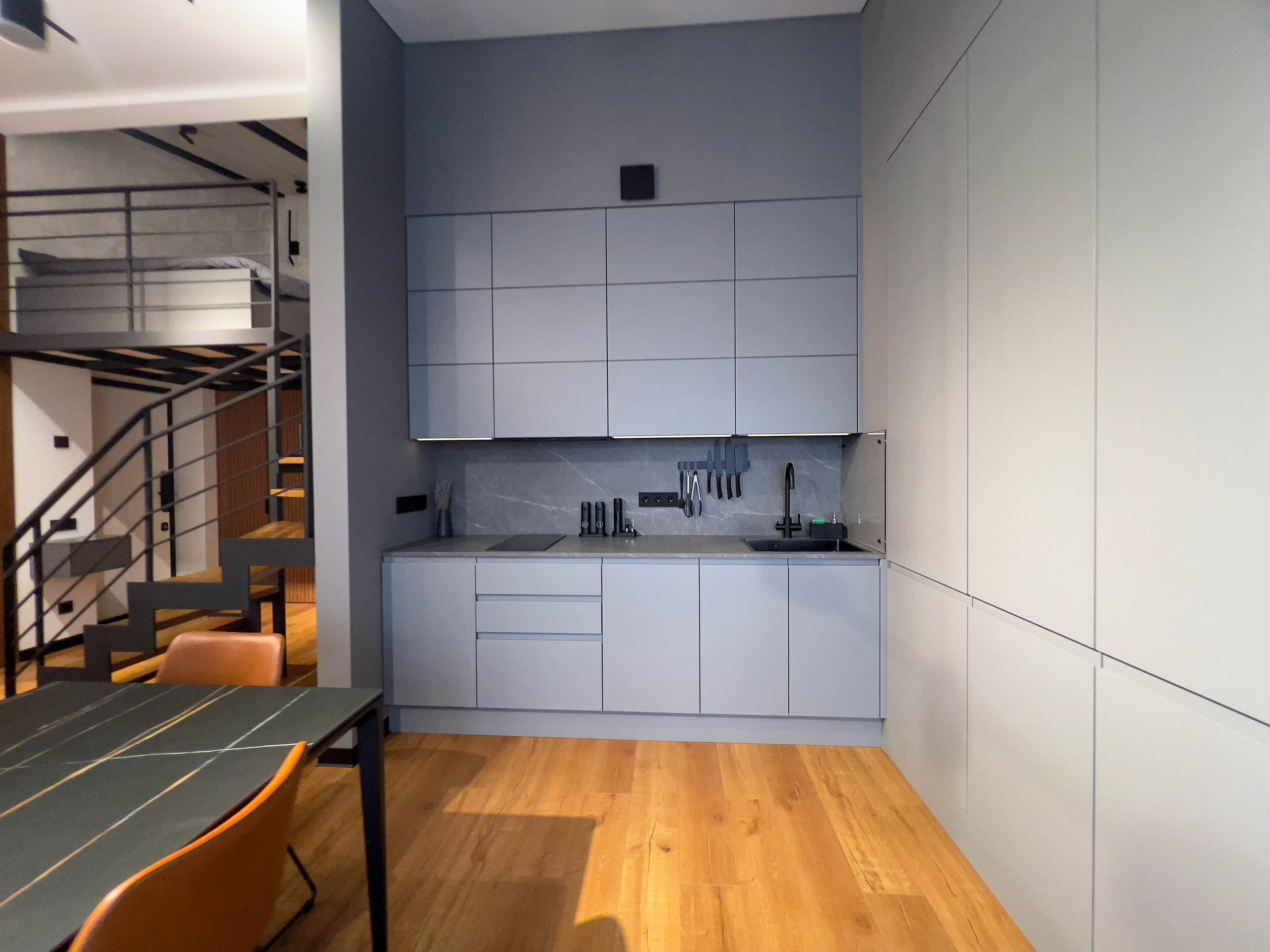 The apartment is on two levels. Fotograf Dmitrii Donets