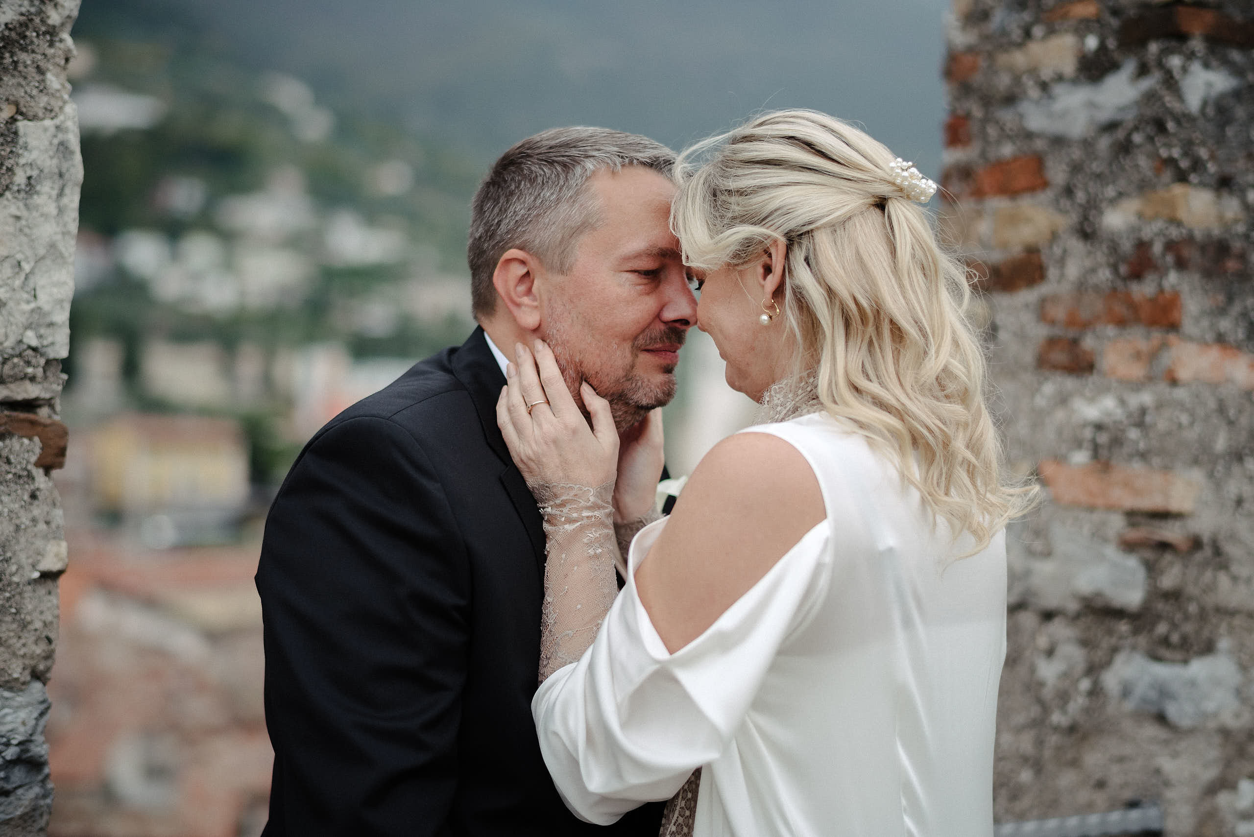 Fotografo di Matrimonio sul lago di Garda. Sposa e lo sposo in un momento intimo raccolto da fotografo. Castello Scaligero in Malcesine