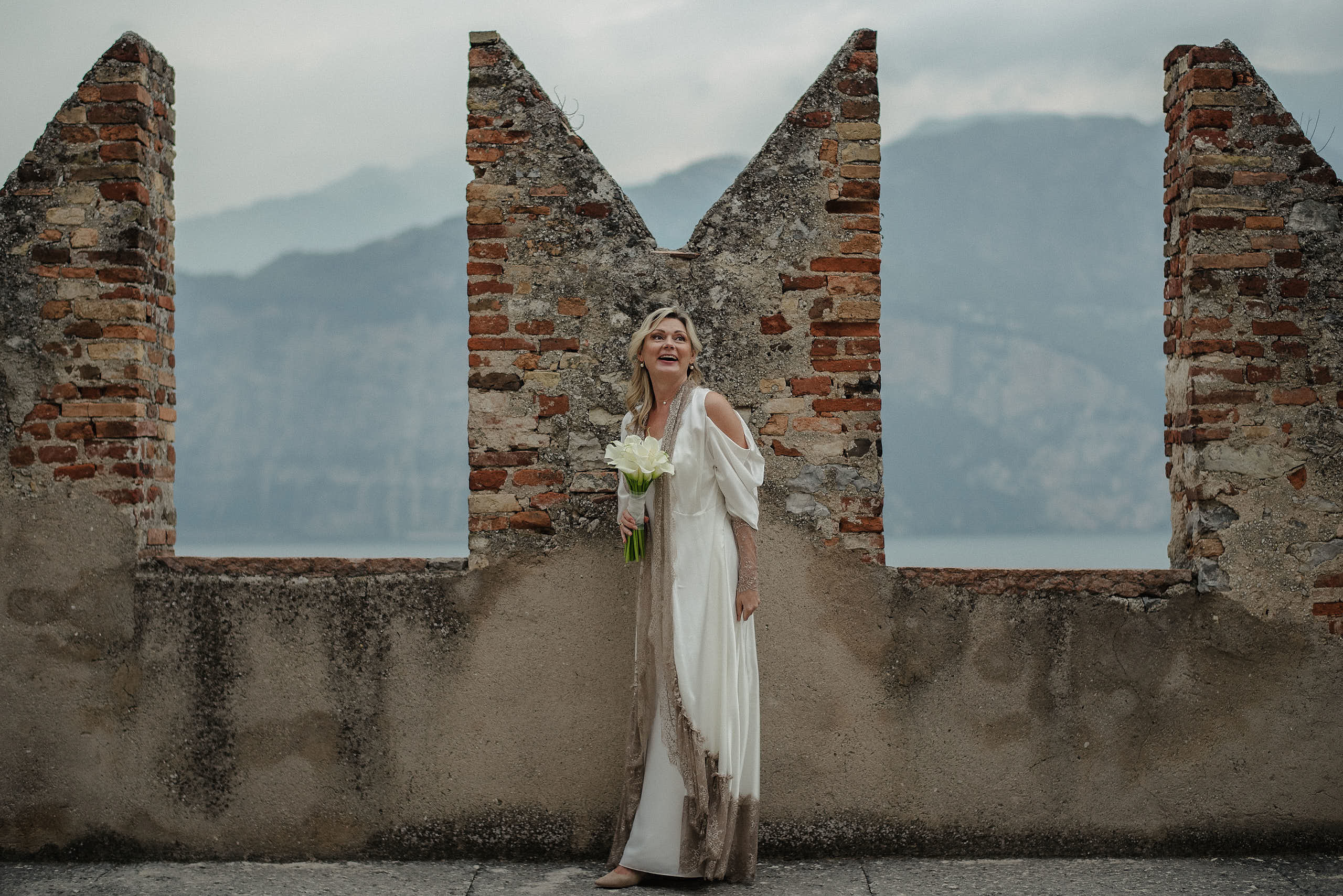  La Sposa in Castello Scaligero in Malcesine.Fotografo di Matrimonio sul lago di Garda.