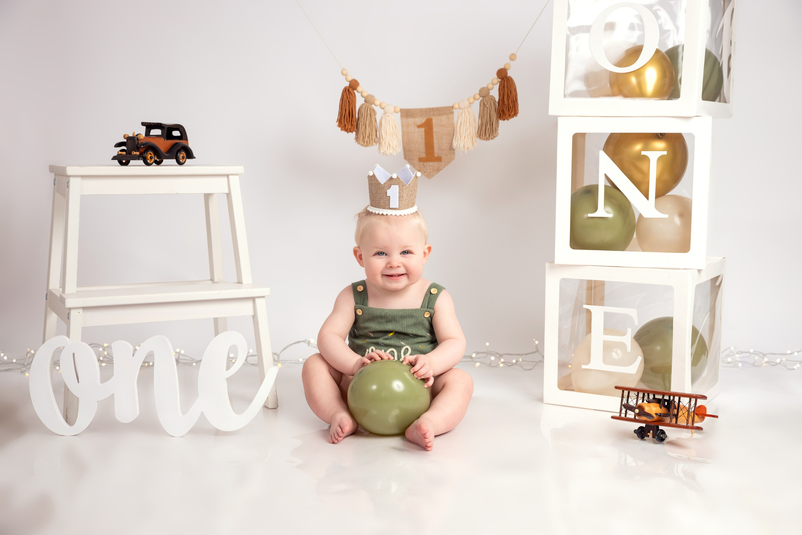 Cake smash photo session Hertfordshire, Stevenage. Stevenage, Hertfordshire family, maternity and newborn photographer