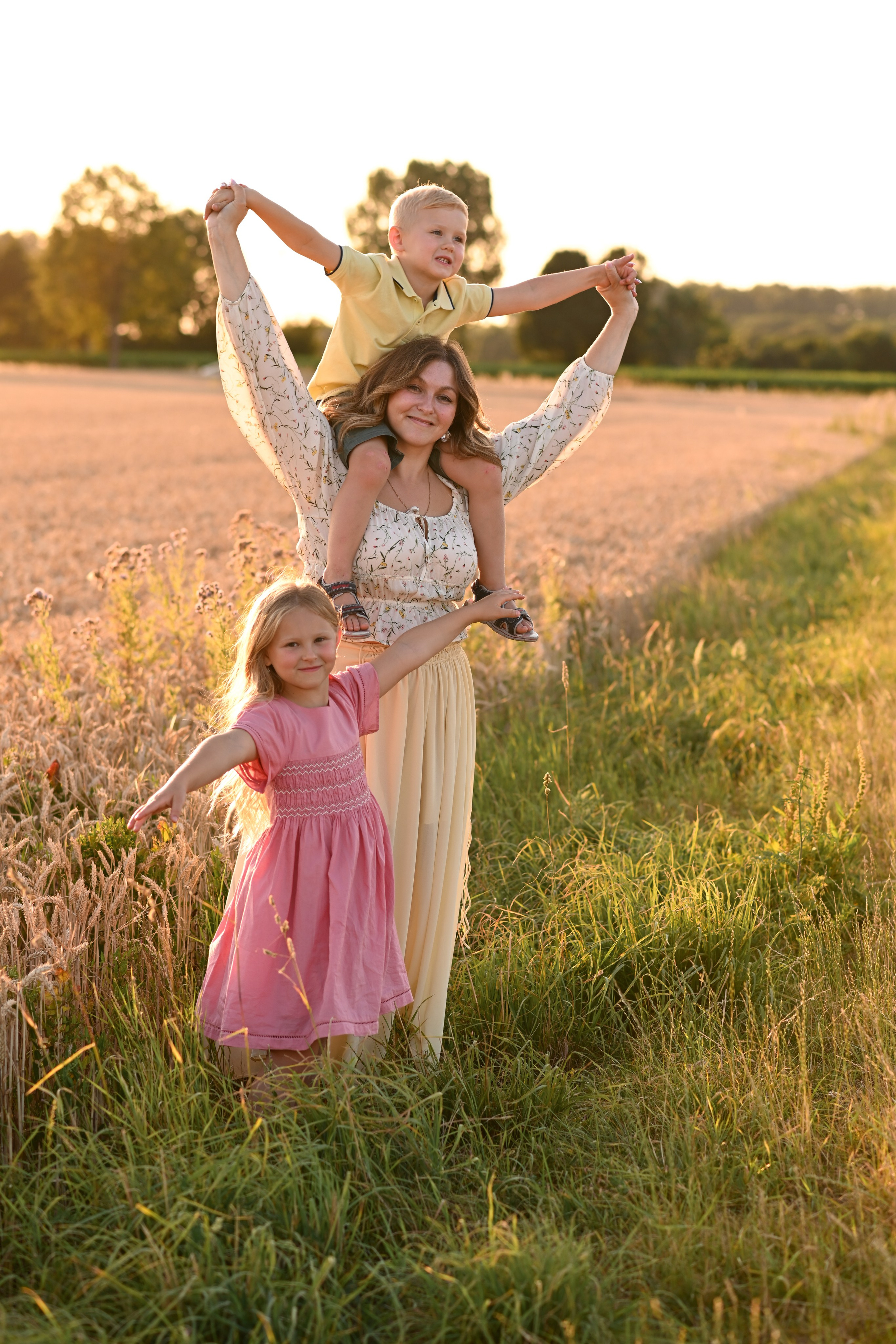 Familienfotoshooting in Weizenfeld. Neugeborene, Baby Fotografin in Düren (NRW) - Vitalina Unruh
