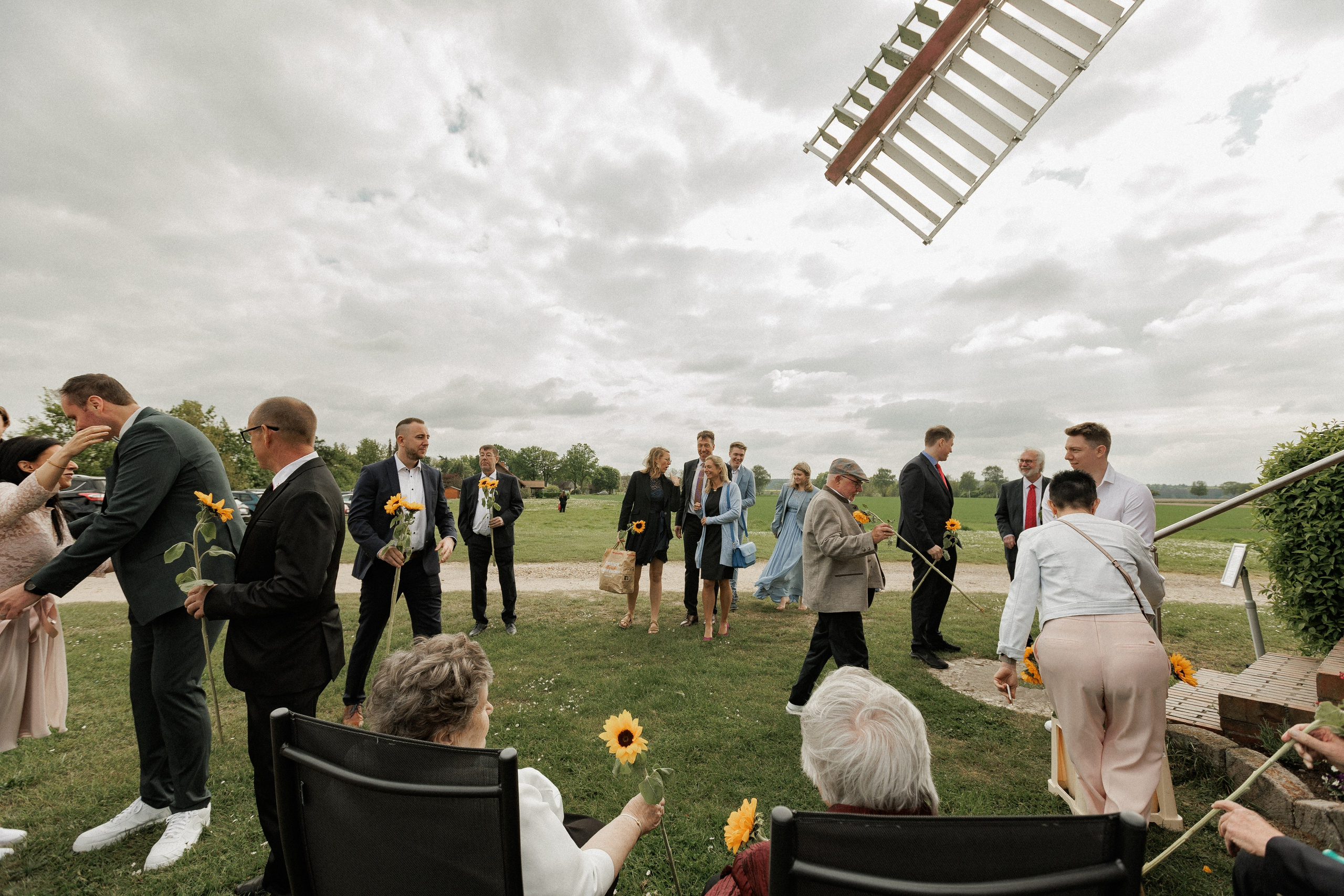 Hochzeitsfotografie an der Windmühle Eyendorf | Historische Romantik in Niedersachsen. Hochzeitsfotograf und Hochzeitsvideograf aus Hamburg | Roka21Film