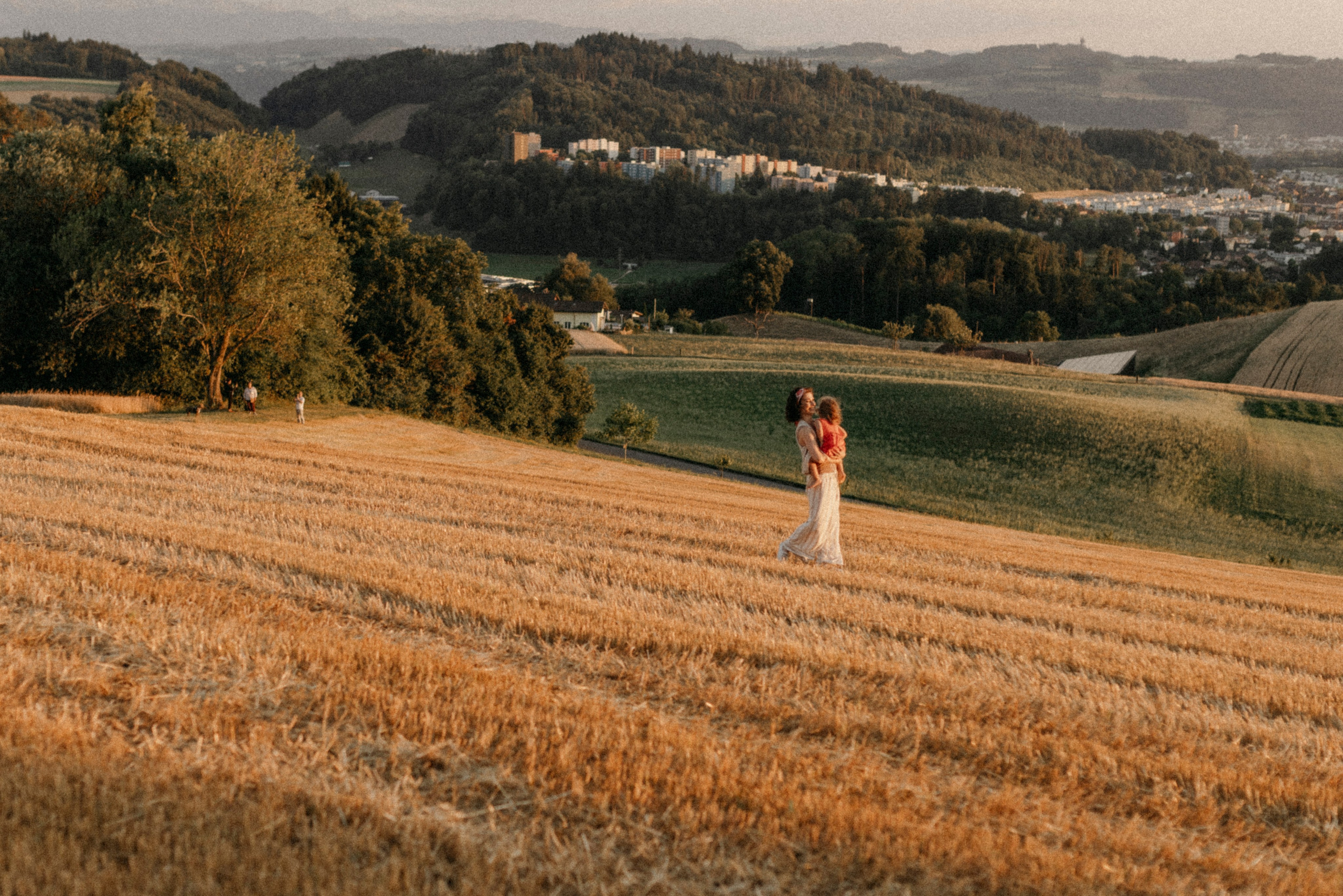 Zhenya and Maya. Polina Sobol — family & documentary photographer in Bern. Outdoor & urban photo sessions for families, kids and couples