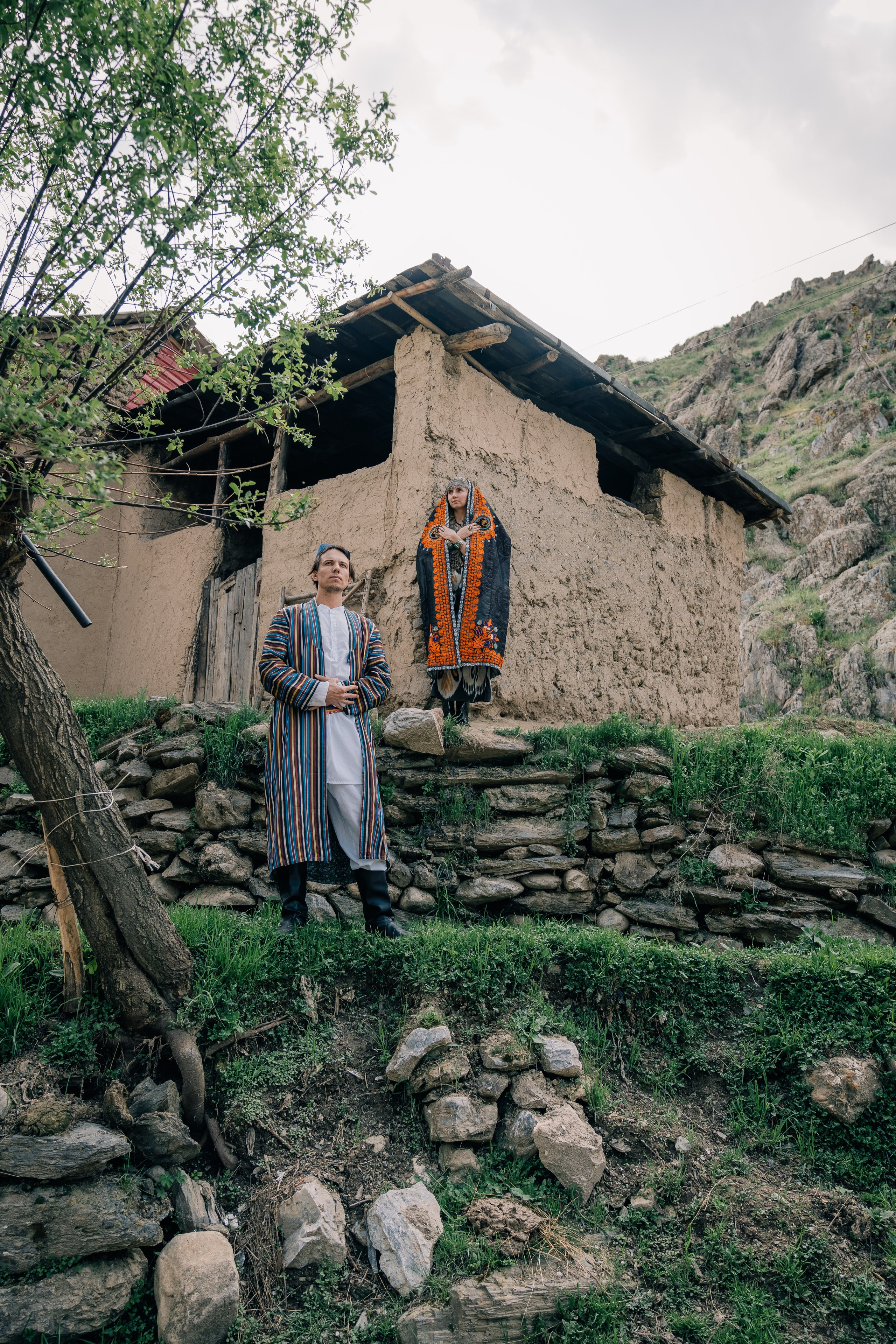 Туристическая пара, Самаркандские горы, национальные узоры.