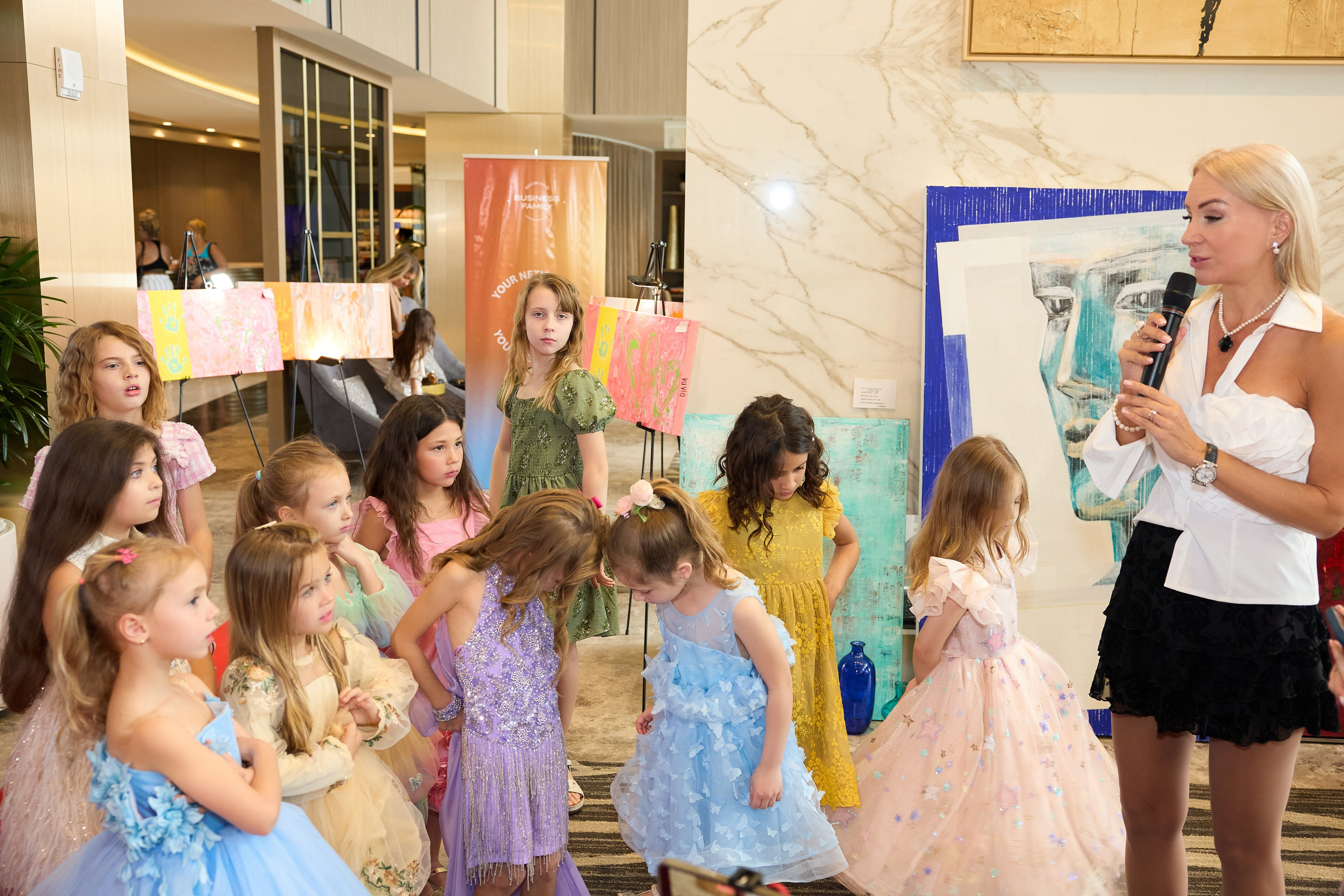 Авторская благотворительная художественная выставка Дианы Бортник. Фотограф Юлия Маковеева